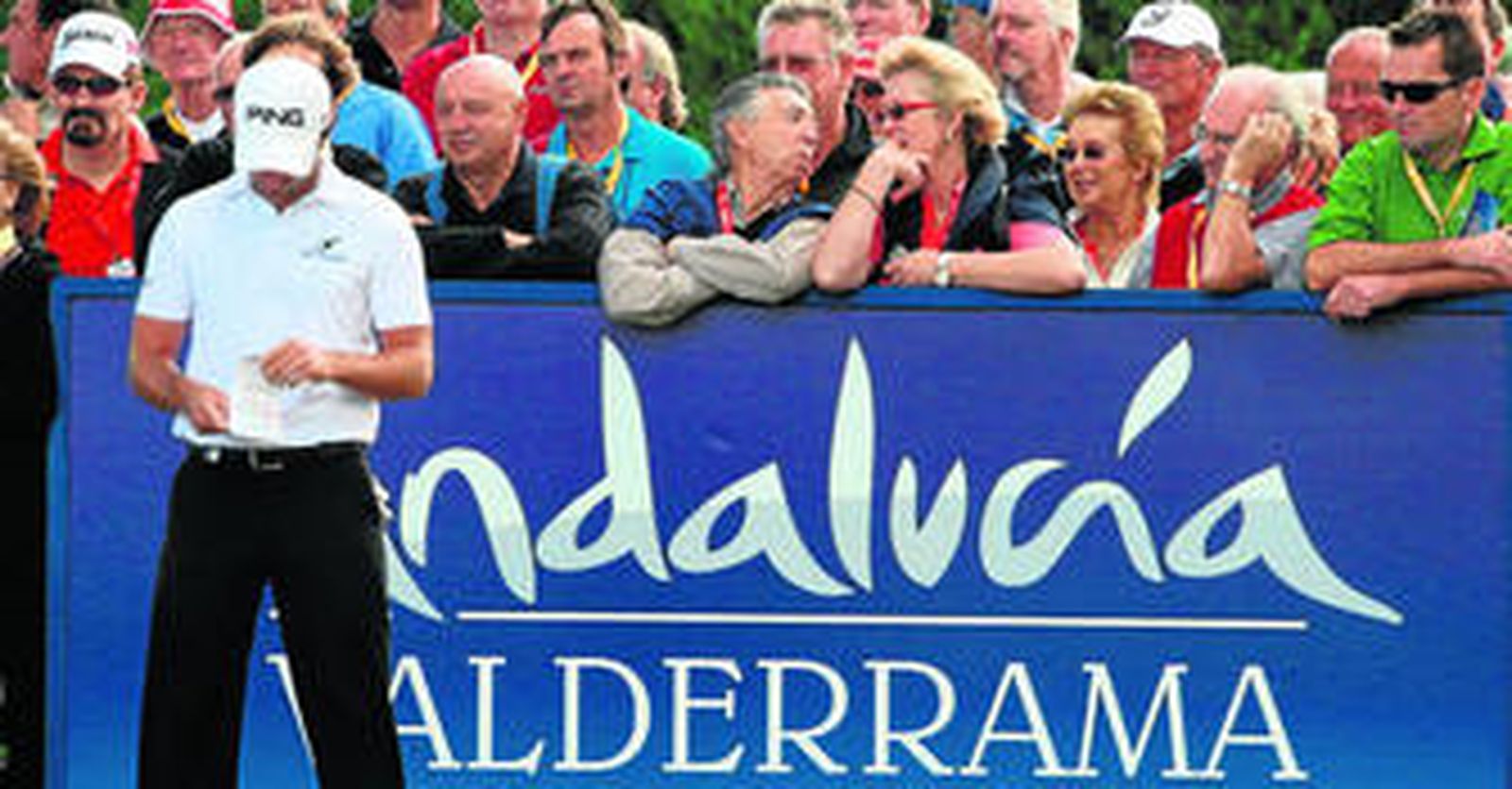 El norirlandés Gareth Maybin revisa su tarjeta durante la primera edición del Andalucía Valderrama Masters, el pasado mes.