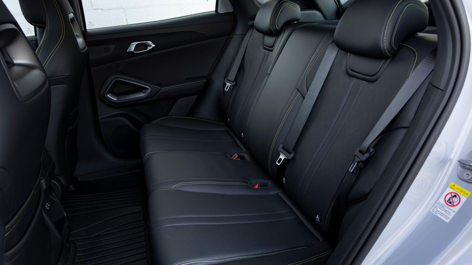 Por espacio no hay quejas, particularmente por el que se disfruta en las cotas vertical y longitudinal.