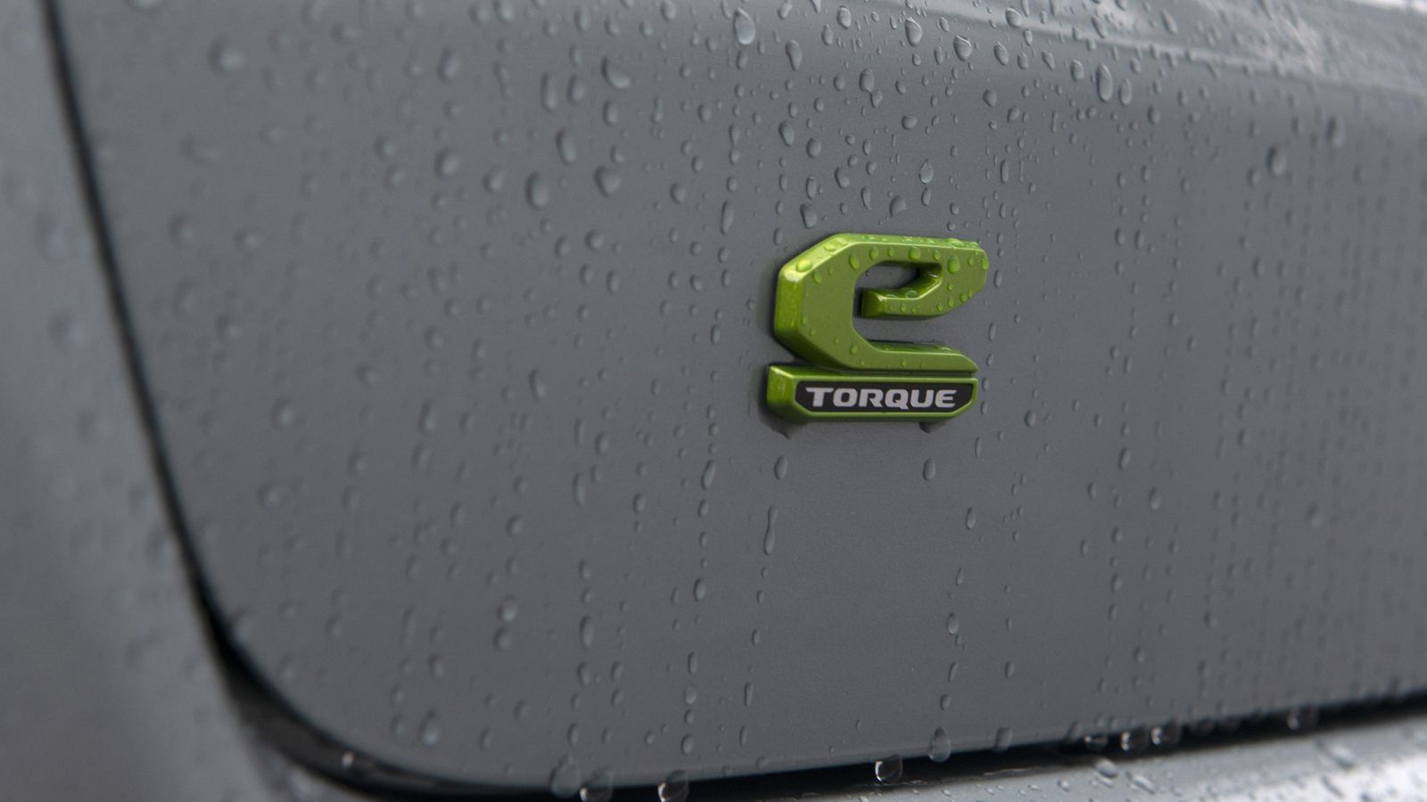 Gracias a la potencia del motor eléctrico y la que puede entregar la batería de iones de litio de 48 voltios, estos Jeep pueden moverse con electricidad más frecuentemente que otros microhíbridos.