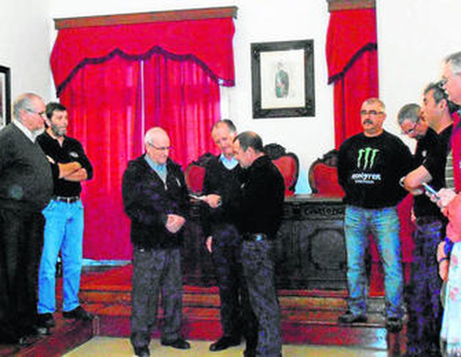 Un momento de la entrega del cheque.