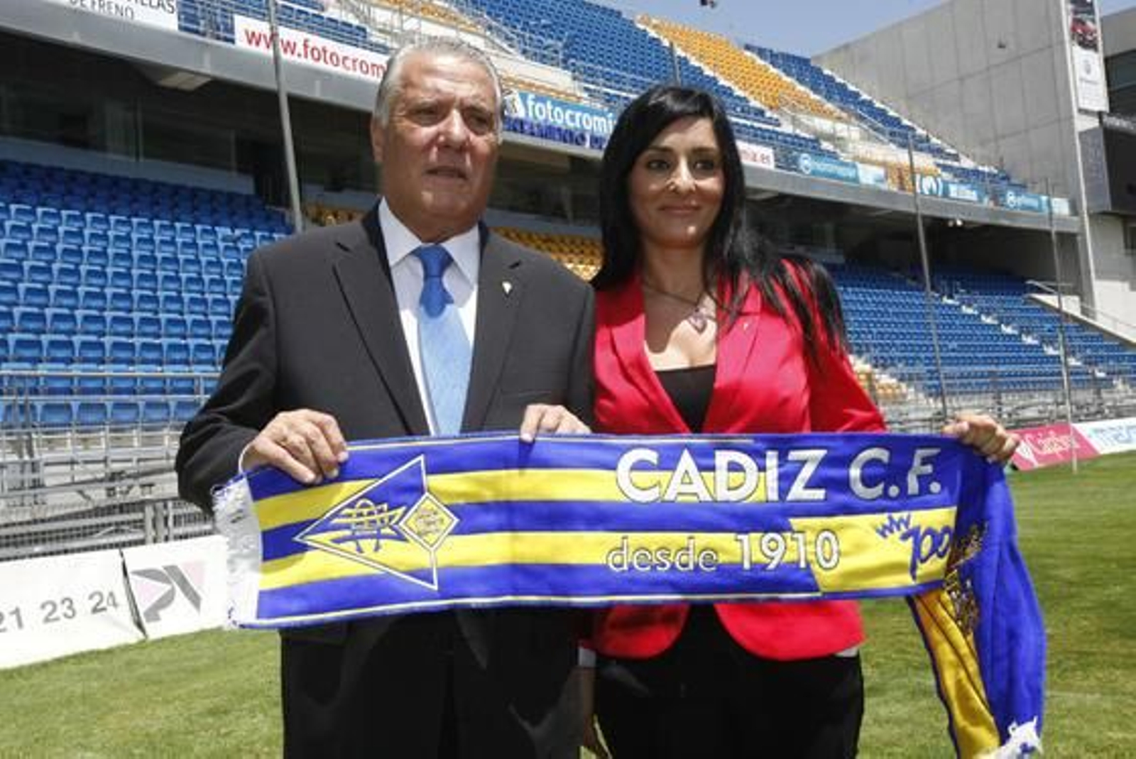 Juan José Pina se presenta como nuevo presidente del Cádiz junto a los nuevos consejeros Elena Pina y Antonio Moya. 

Foto: Jesus Marin