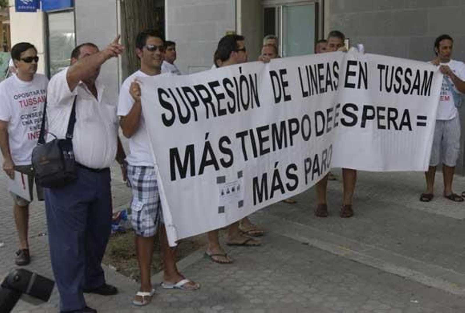 Octavillas con el móvil del gerente de Tussam, "por si tarda el autobús"