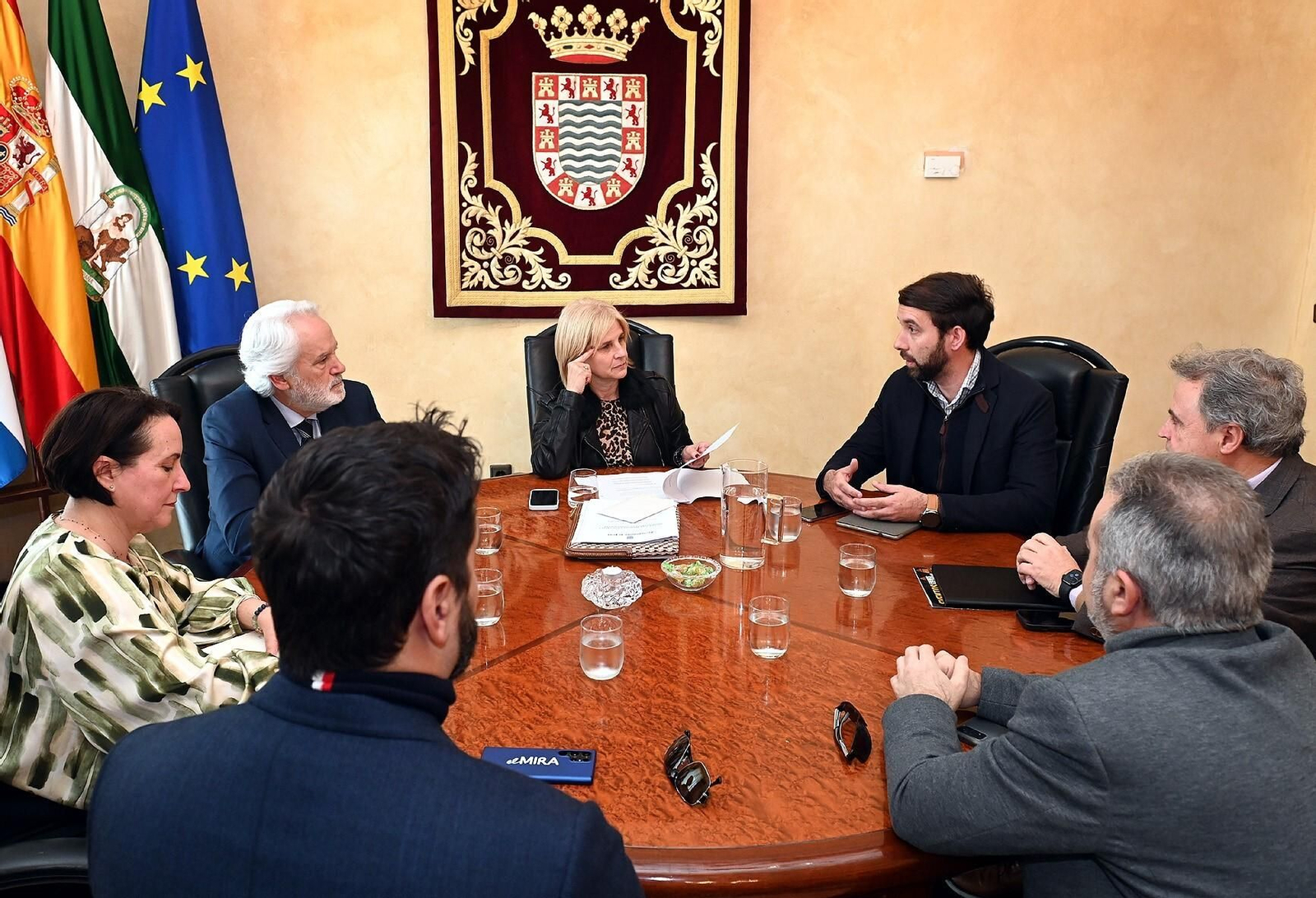 La alcaldesa de Jerez, María José García-Pelayo, recibe en el Ayuntamiento al presidente de la Asociación de Jóvenes Empresarios de Cádiz (AJE Cádiz), Juan Antonio Parra Caballero. La alcaldesa de Jerez, María José García-Pelayo, recibe en el Ayuntamiento al presidente de la Asociación de Jóvenes Empresarios de Cádiz (AJE Cádiz), Juan Antonio Parra Caballero.