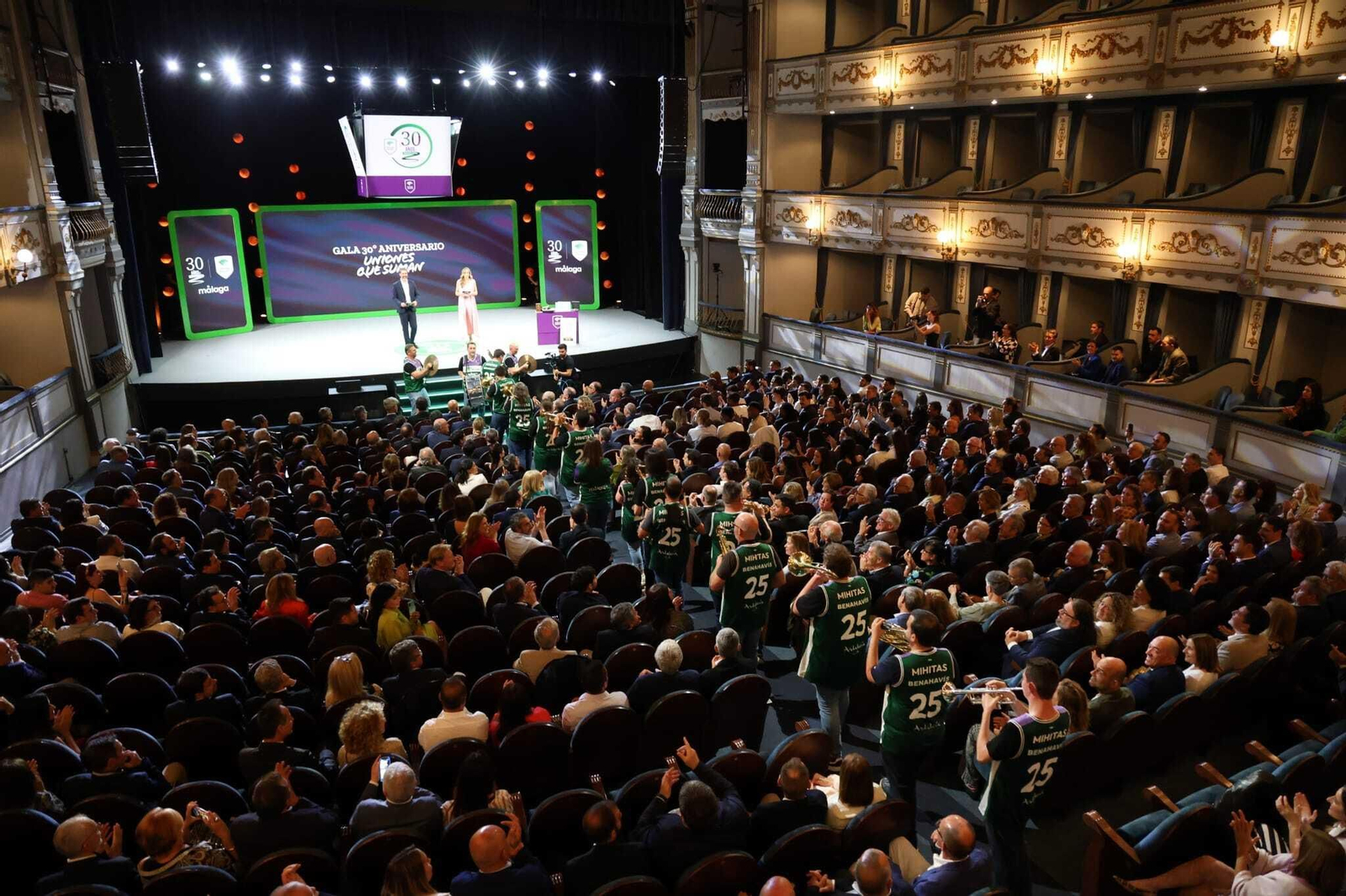 Los Mihitas entran en el Teatro Cervantes durante la gala.