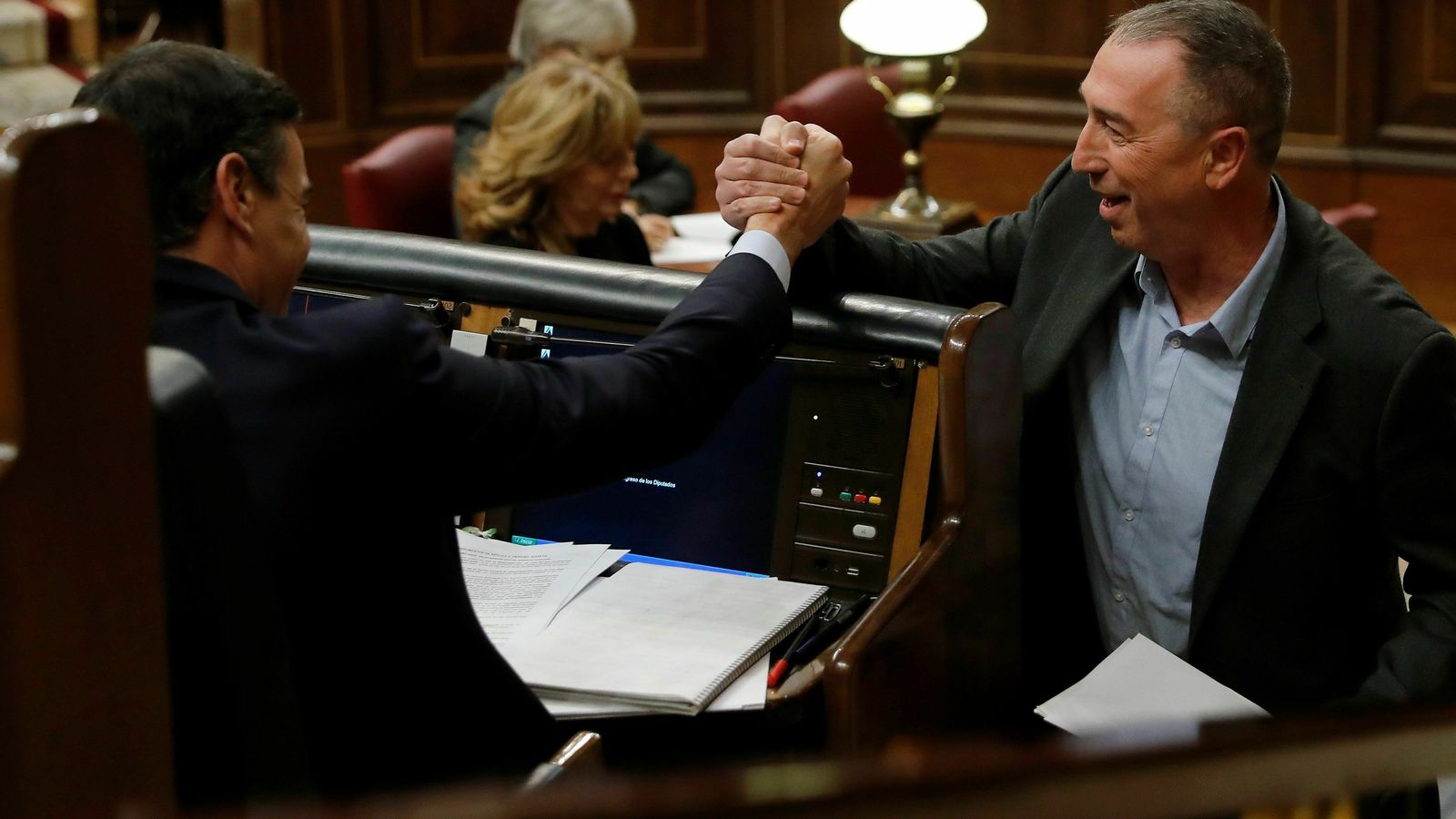 Joan Baldoví saluda a Pedro Sánchez tras su intervención.º
