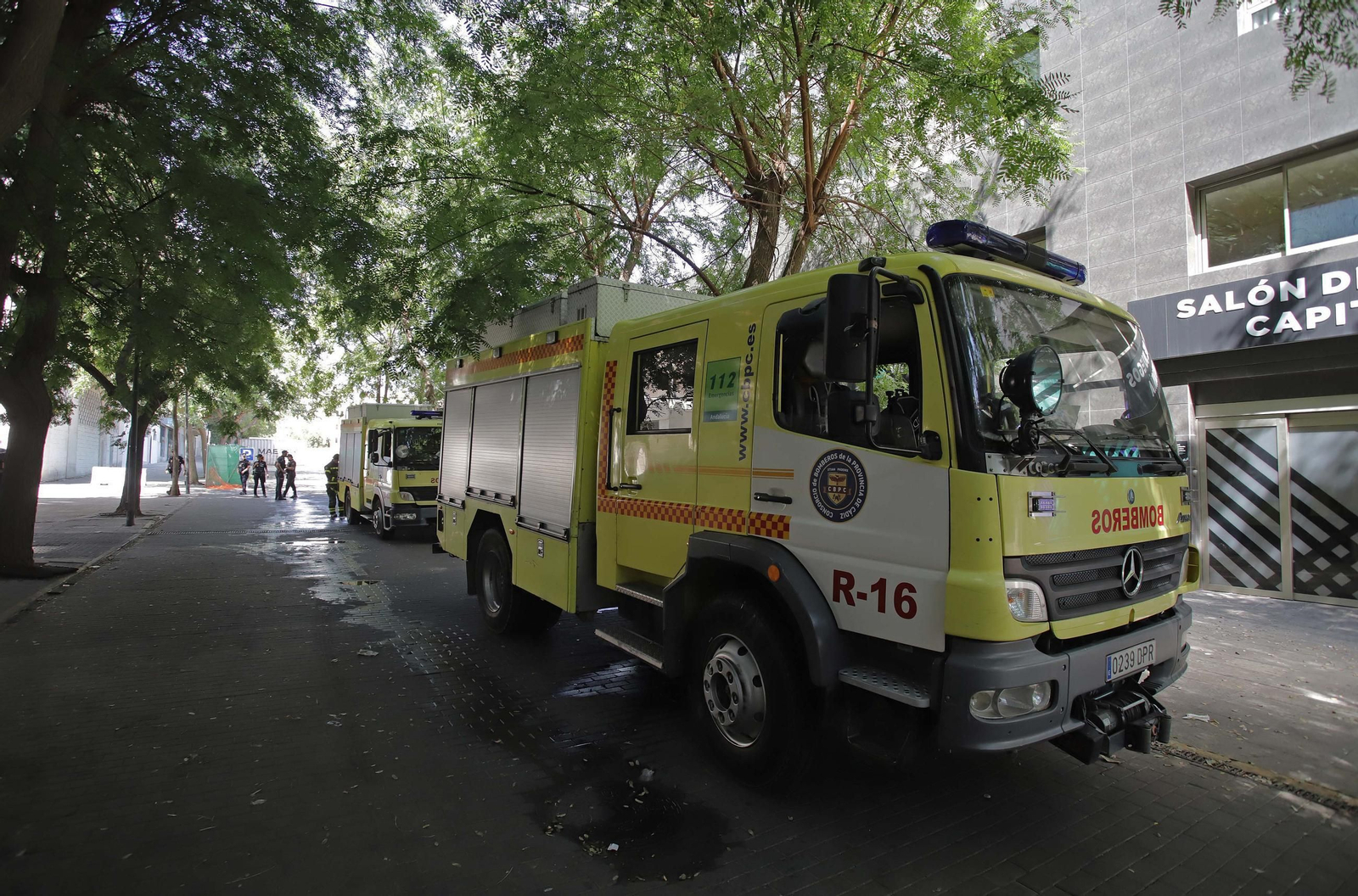 Fotos del escape de gas natural provocado por la rotura de una tubería en las obras anexas al hotel AC en Algeciras
