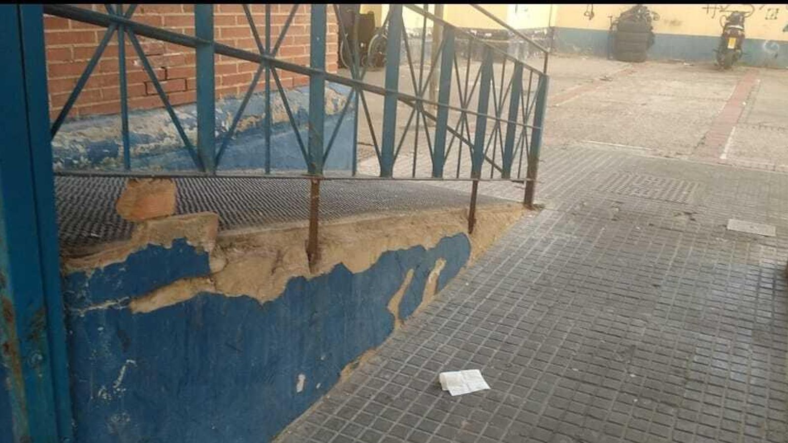 El estado en que se encuentran las zonas comunes de uno de los patios de Valdés.