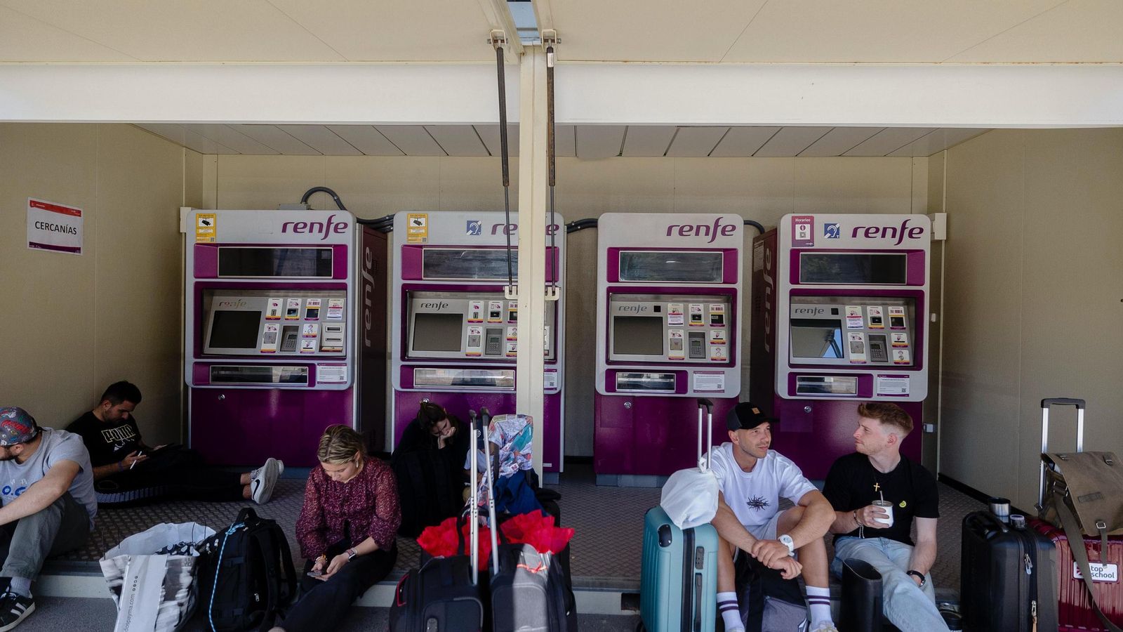 Las imágenes del apagón general en Cádiz: caos en el tráfico, supermercados llenos y tiendas obligadas a cerrar