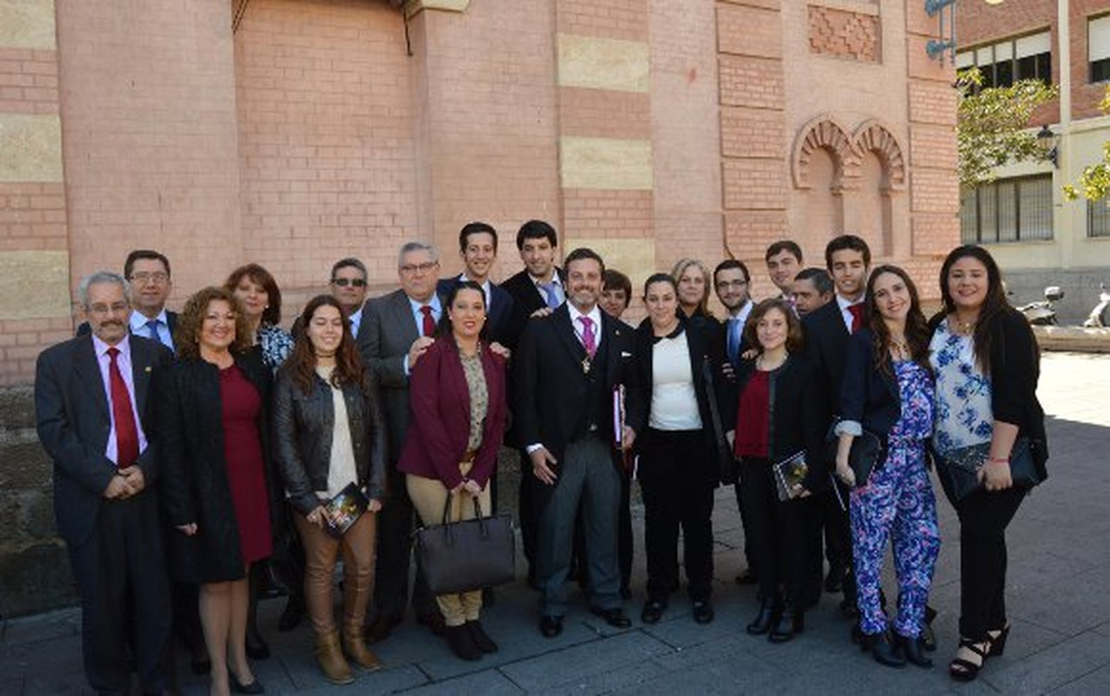 El pregonero Jesús Devesa, rodeado de un grupo de hermanos de la cofradía de la Paz, tras finalizar su pregón de la Semana Santa Gaditana.

Foto: Ignacio Casas de Ciria