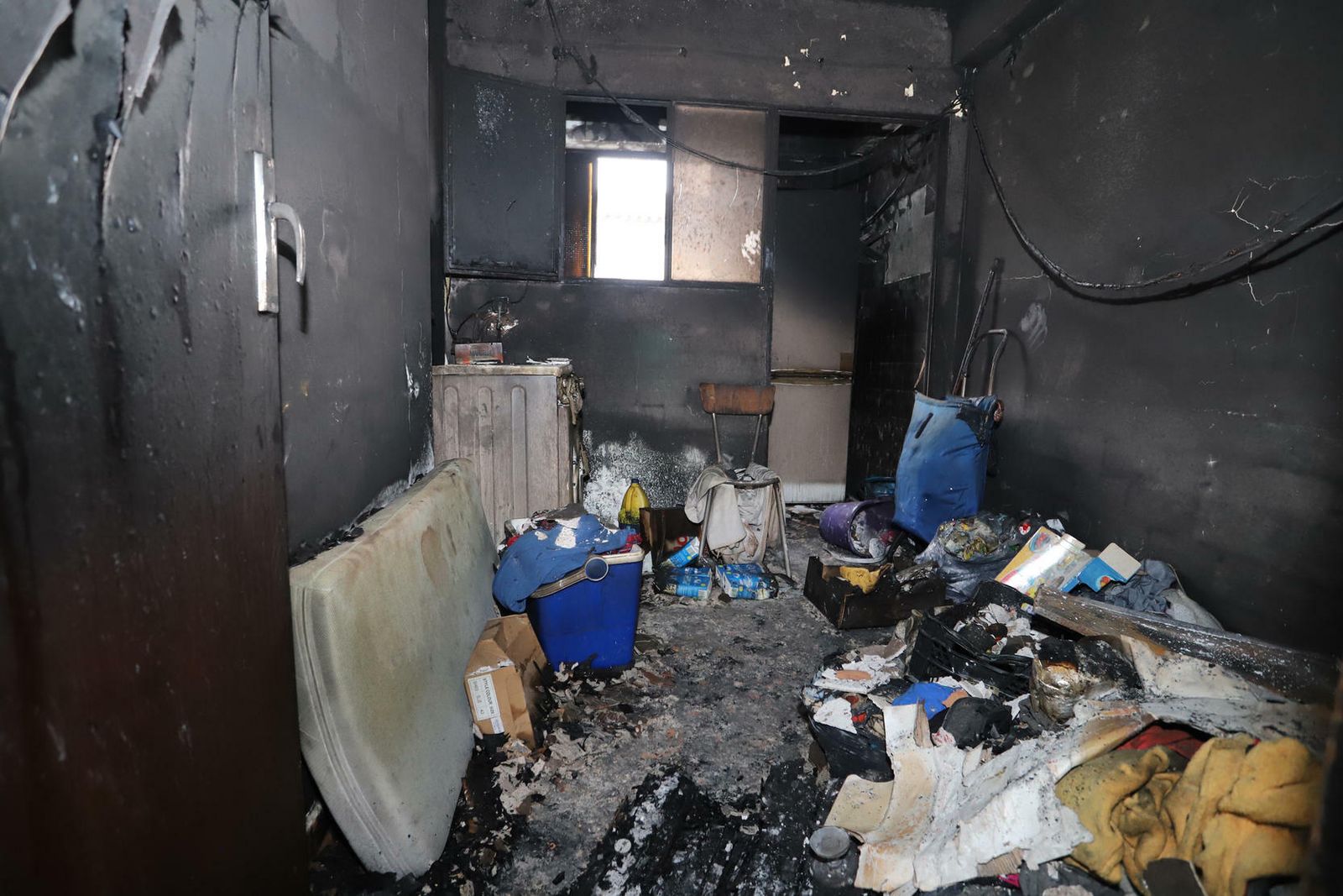 Una de las estancias del piso quemado en La Hispanidad.