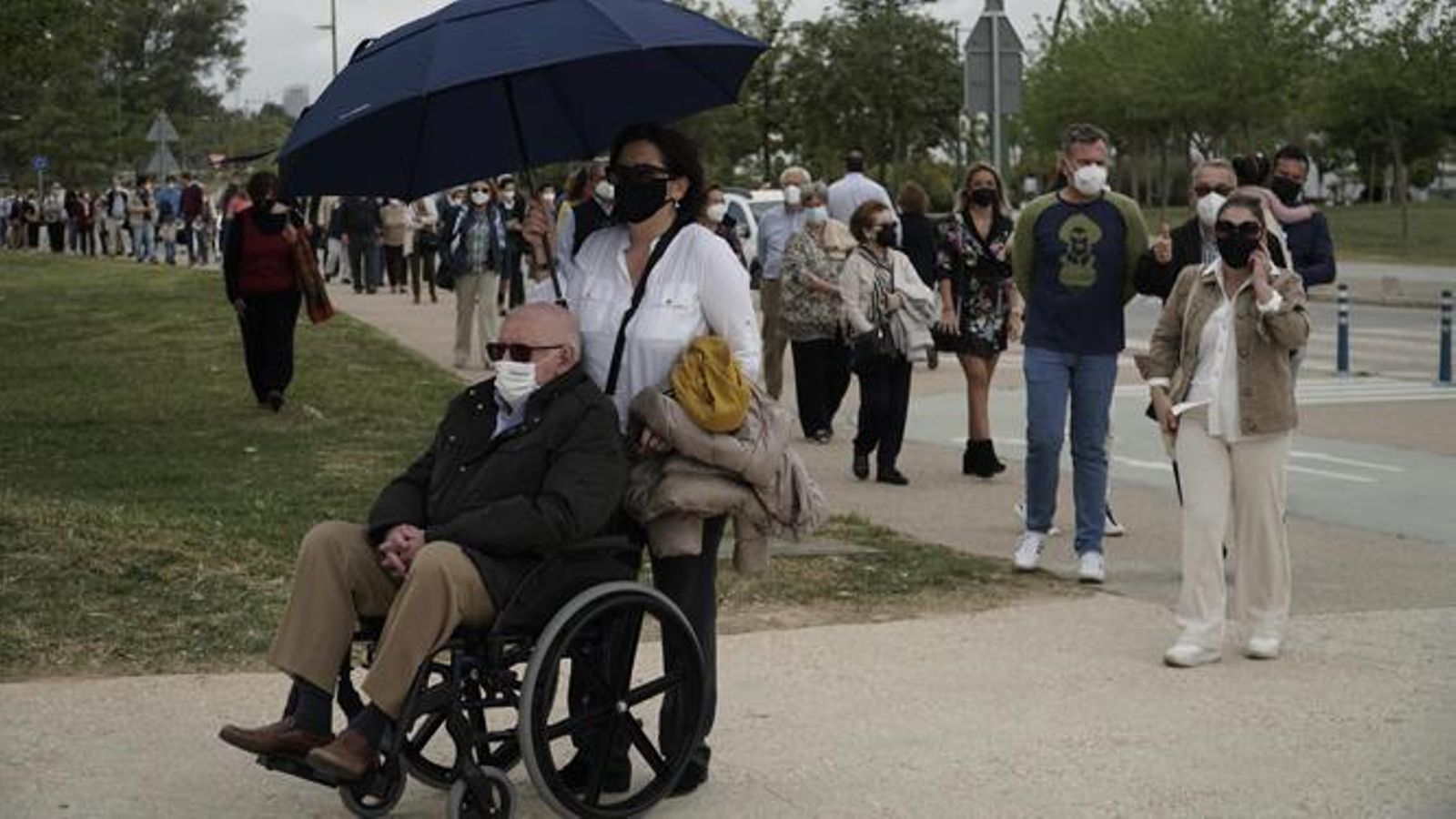 Colas para la vacunación en Sevilla.
