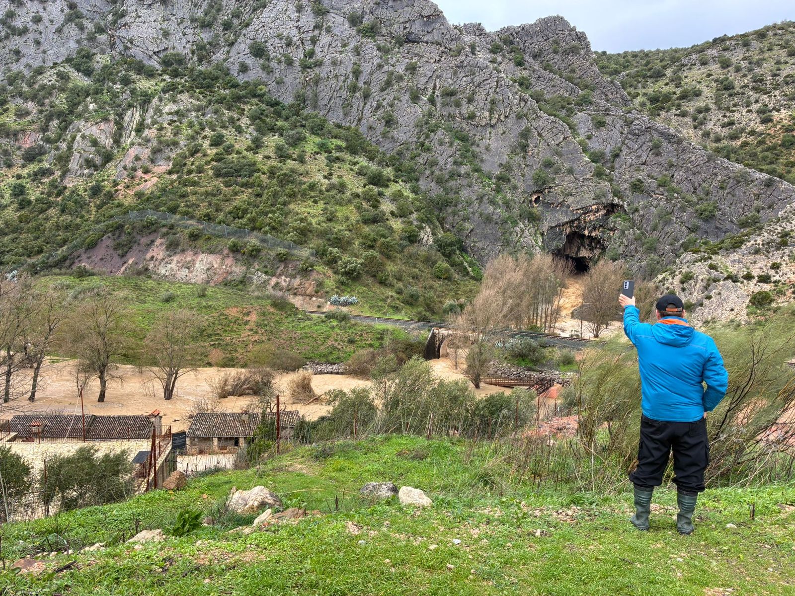 La presa de Montejaque desaguando tras alcanzar el límite de su capacidad, en imágenes