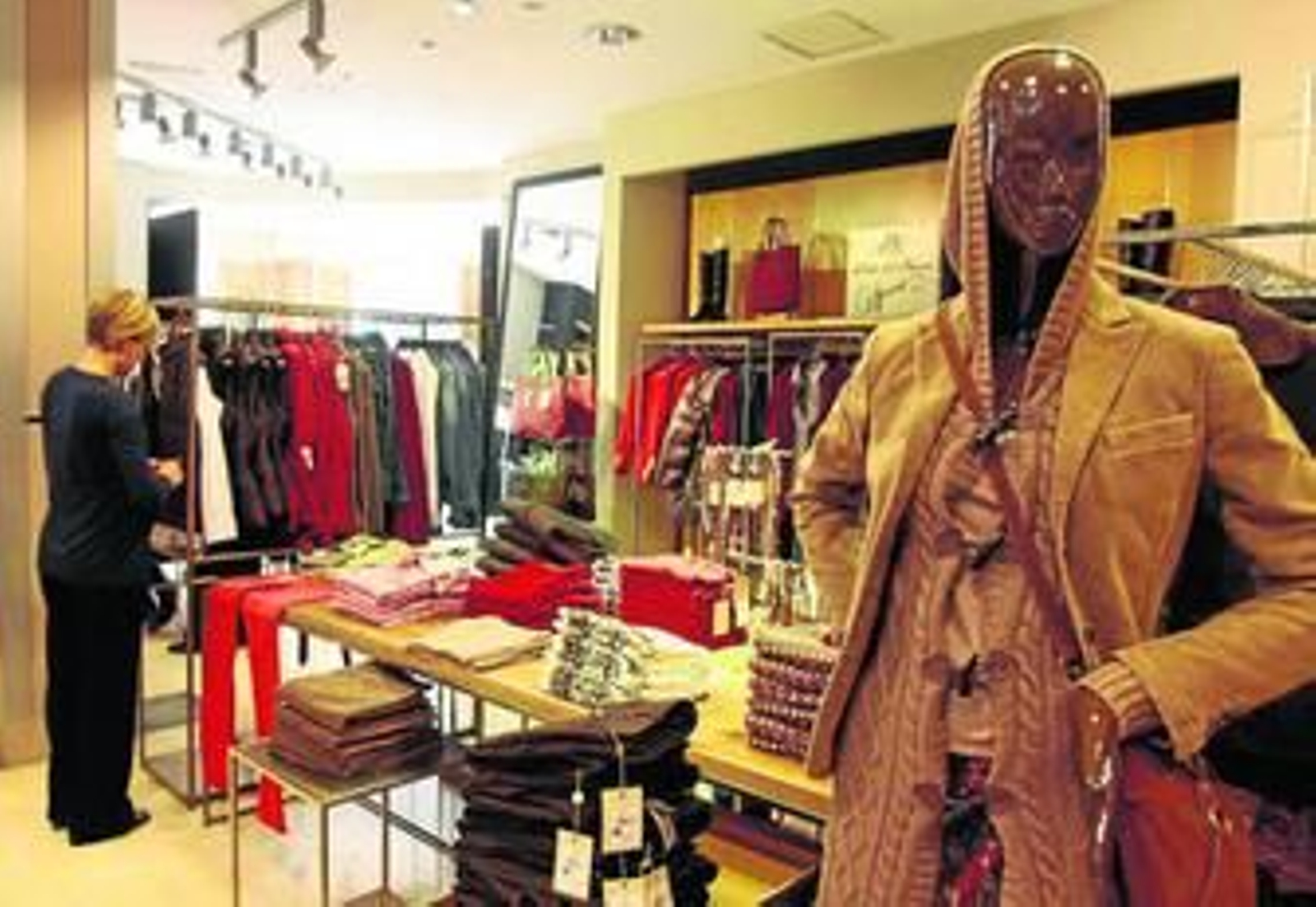 Interior de Cortefiel, donde, según la encargada, los ladrones se cuidan de no sobrepasar los 400 euros por hurto.