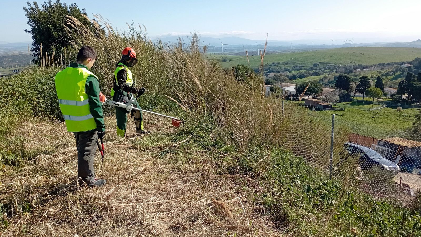 Trabajos de limpieza y desbroce, como parte del proyecto “Senderos Verdes” del IES San Juan de Dios. Trabajos de limpieza y desbroce, como parte del proyecto “Senderos Verdes” del IES San Juan de Dios.