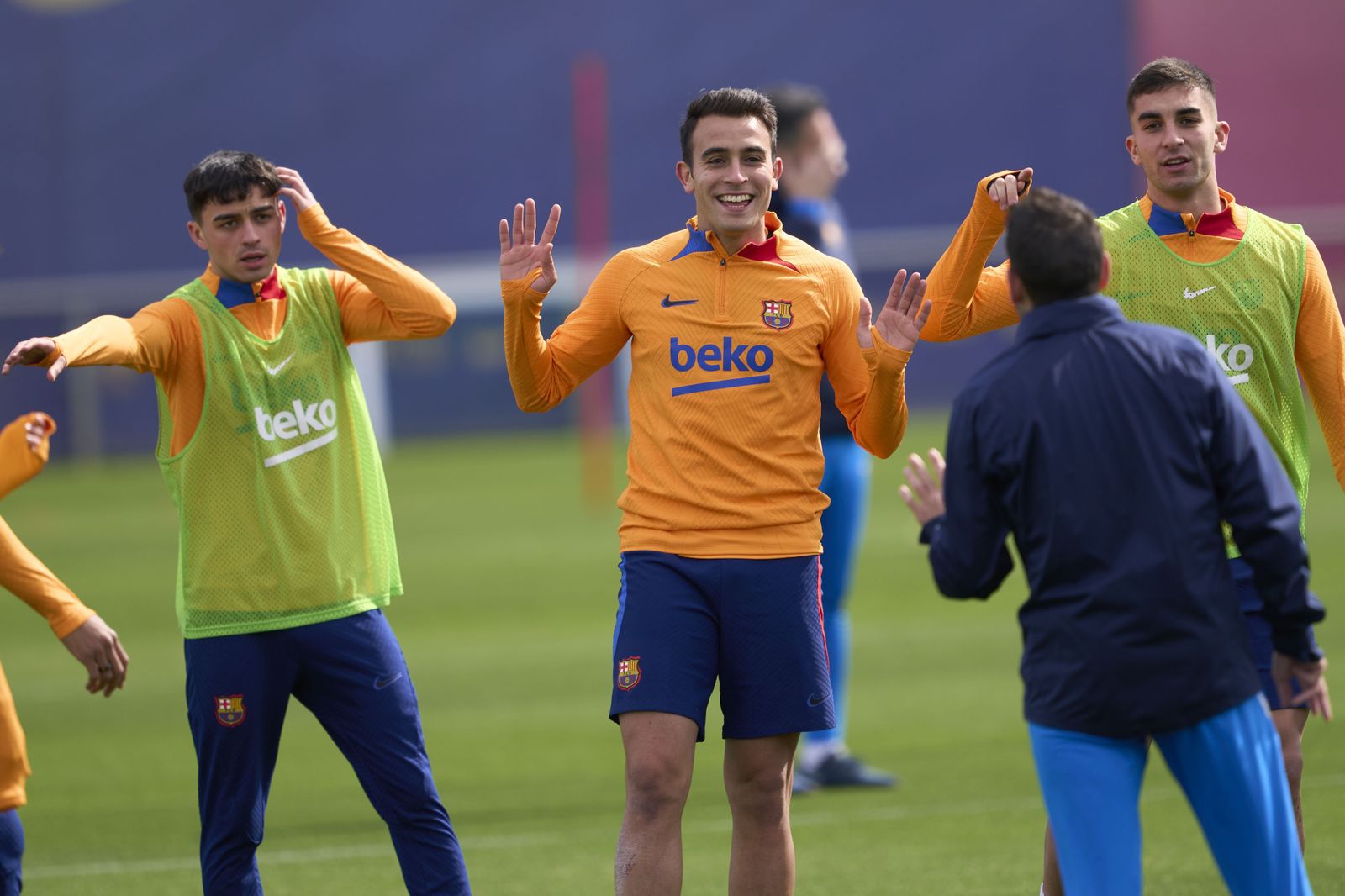 Pedri, Eric García y Ferran Torres, durante el entrenamiento del Barcelona este sábado.