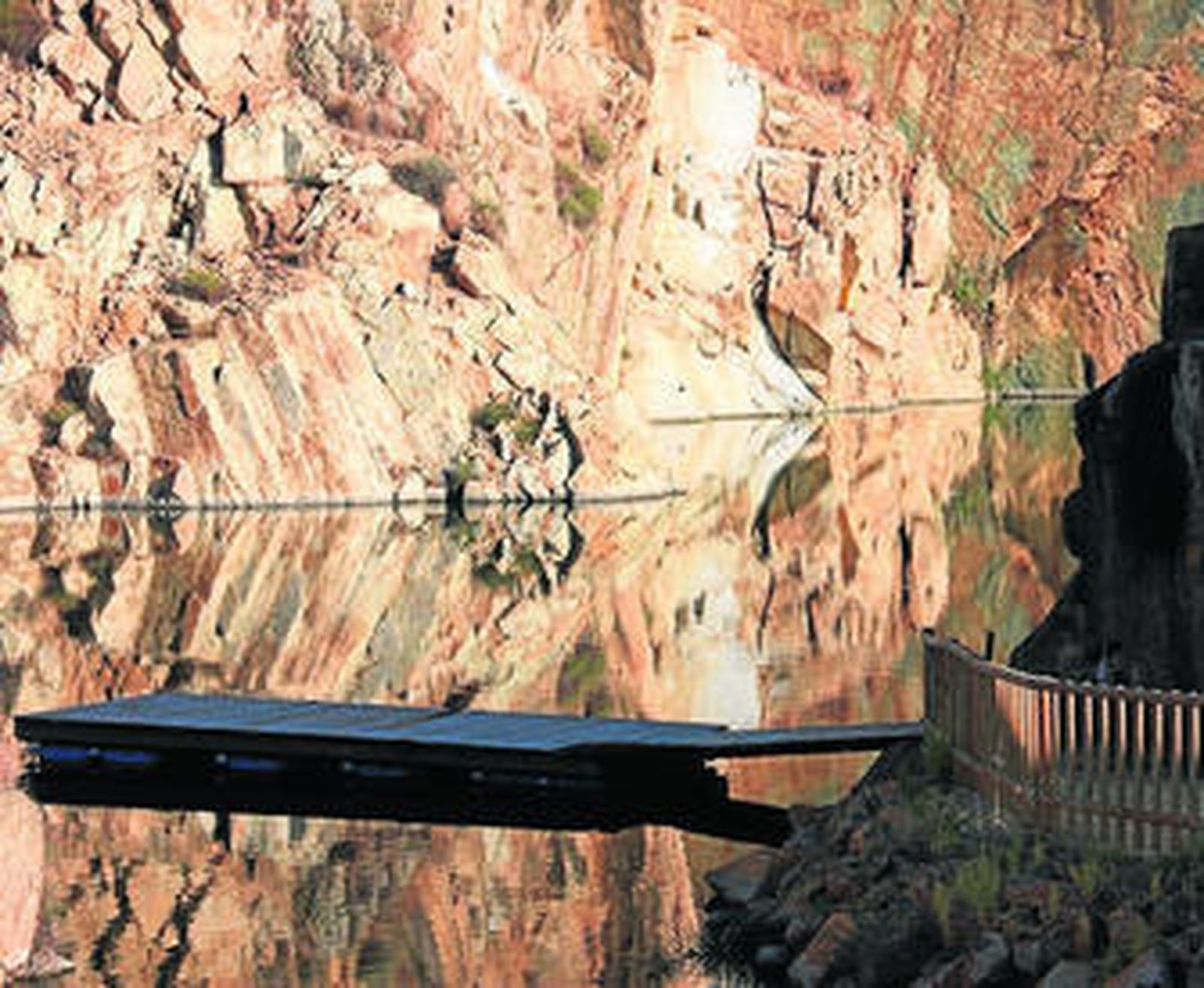 Cantera de Gerena con embarcadero de paseo.