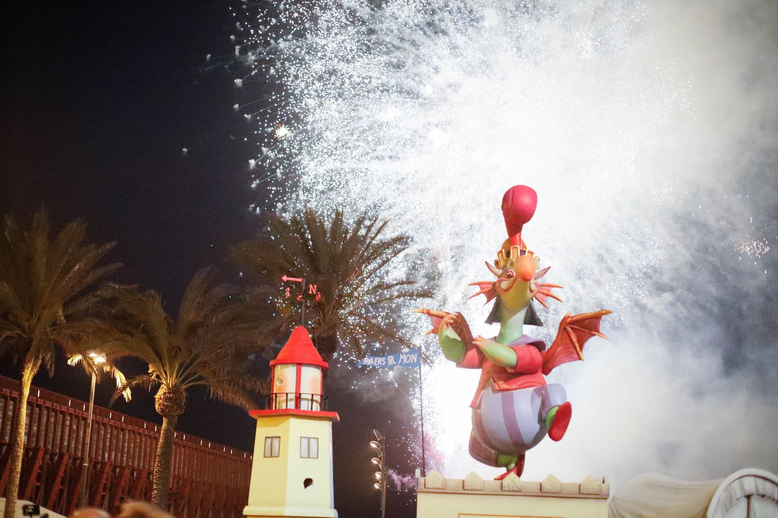 La cremá de las fallas cierra el ‘Fallers pel Món’ en imágenes