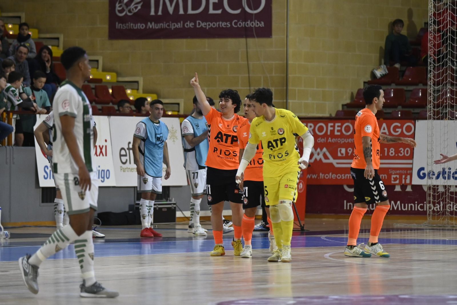 Las mejores fotos del ambiente en Vista Alegre para el Córdoba Futsal - Ribera Navarra