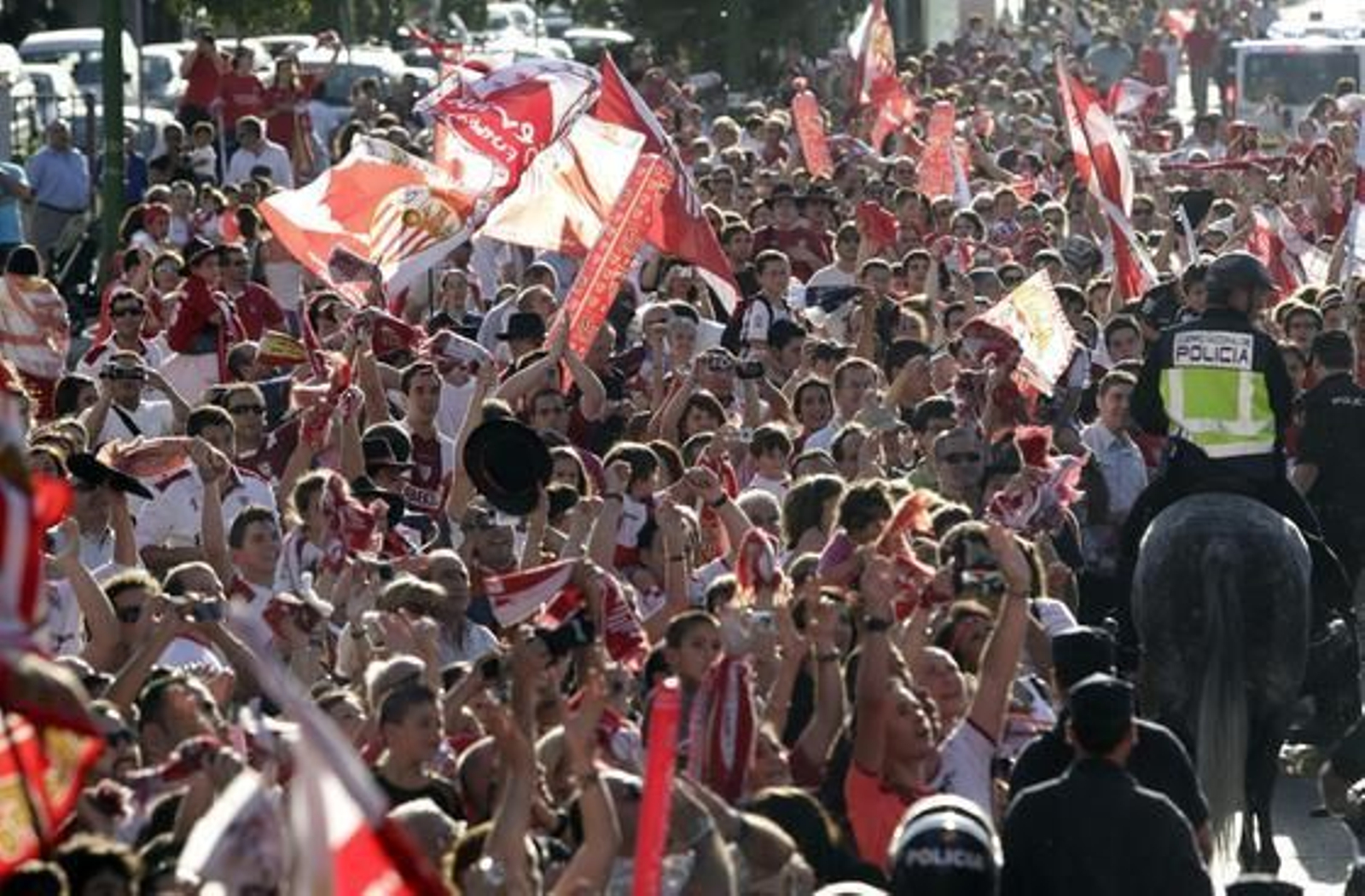 El Sevilla recorre la ciudad para festejar con sus aficionados el título de la Copa del Rey.

Foto: Antonio Pizarro
