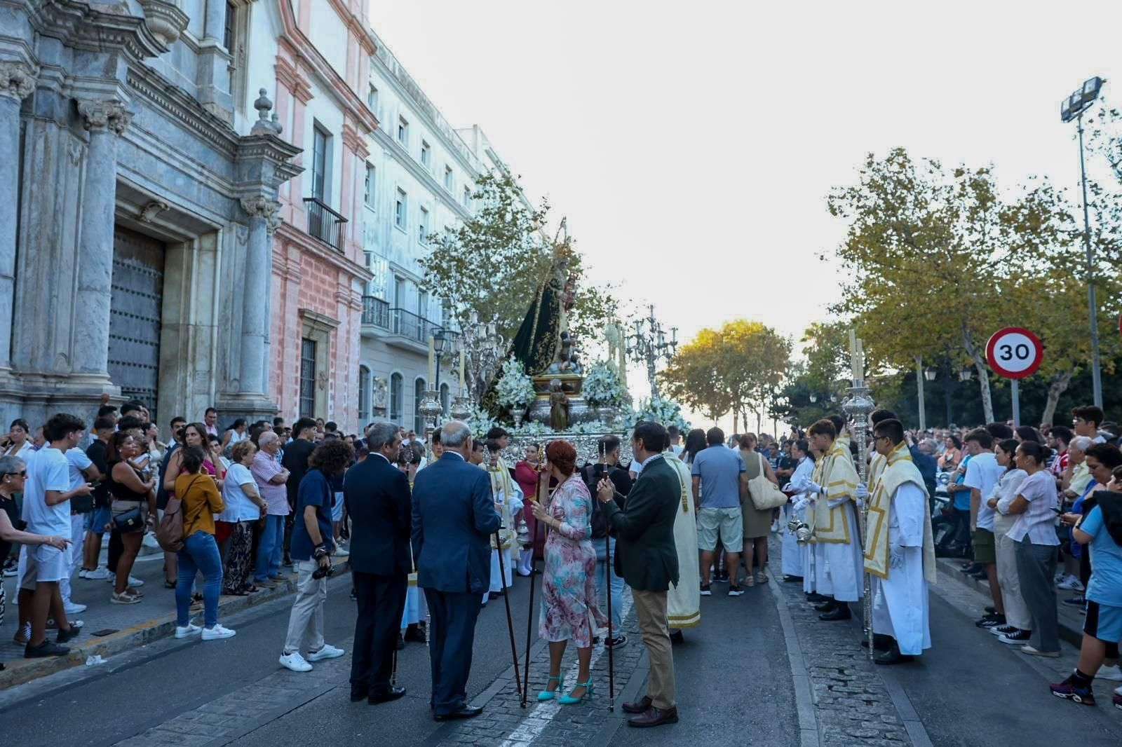 La Virgen de los Desamparados procesiona por Cádiz La Virgen de los Desamparados procesiona por Cádiz
