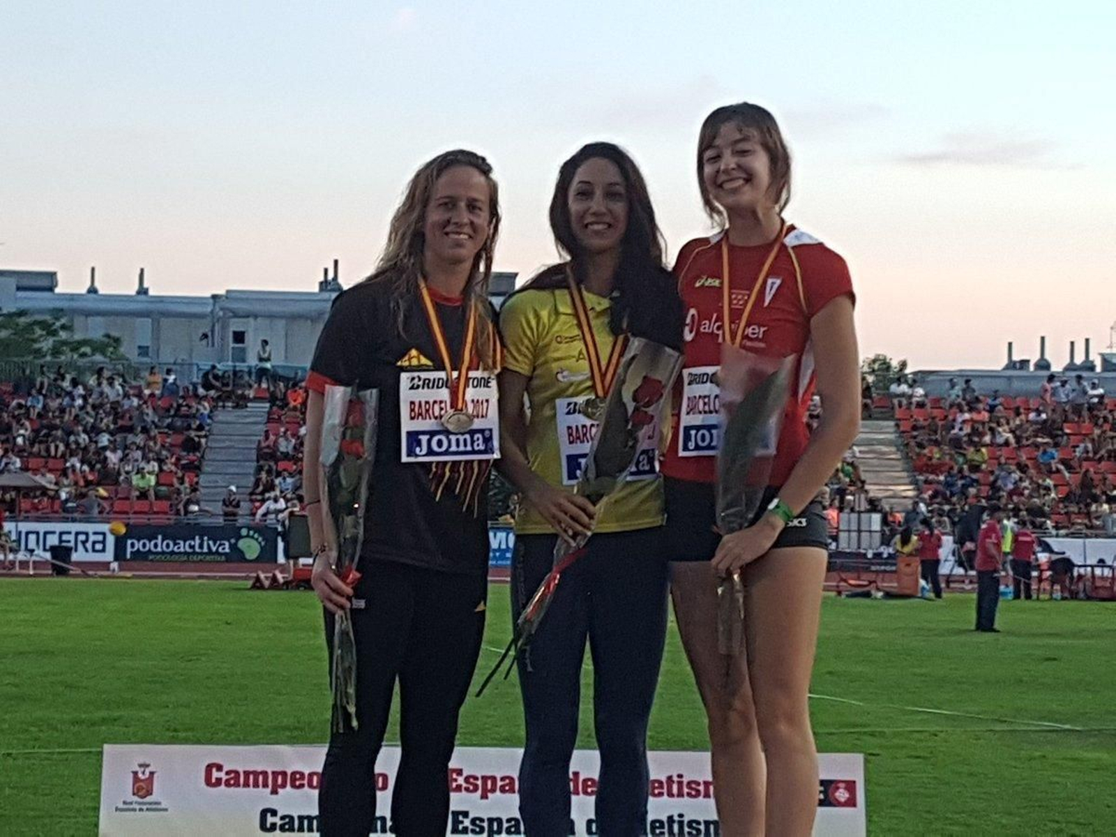 Carmen Romero, junto a Estefanía Fortes y Andrea Medina en el podio.