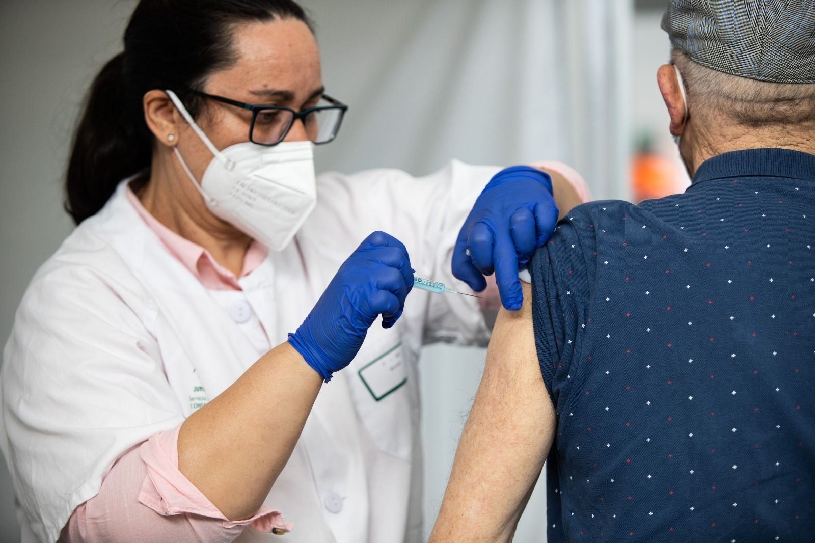 Primer día de vacunación en el pabellón Enrique Márquez Muñoz de San Fernando.