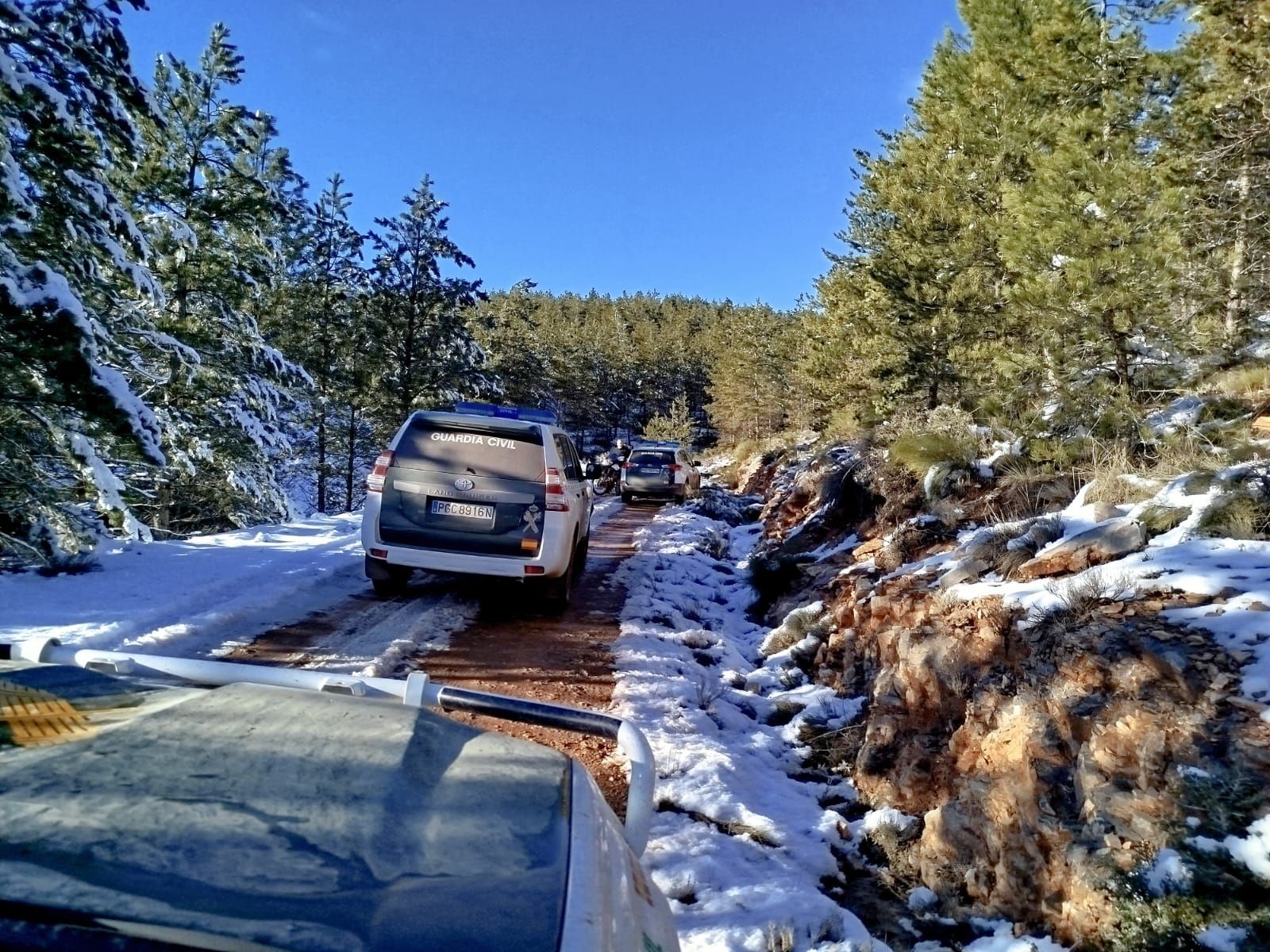 Rescate bajo cero en Almería: cuatro personas son evacuadas tras averiarse su coche en plena sierra