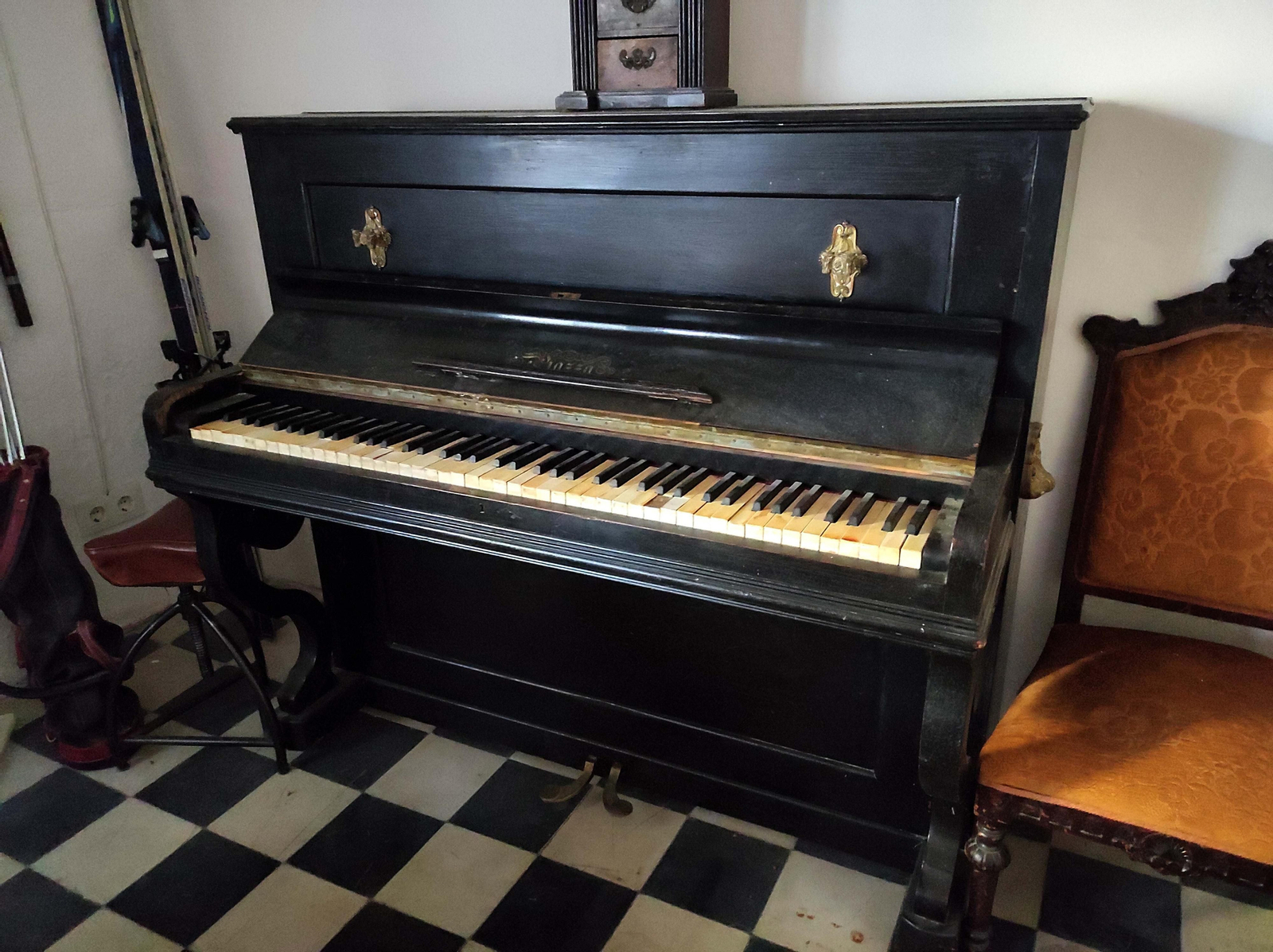 Piano de época en una de las estancias comunes de la casa.