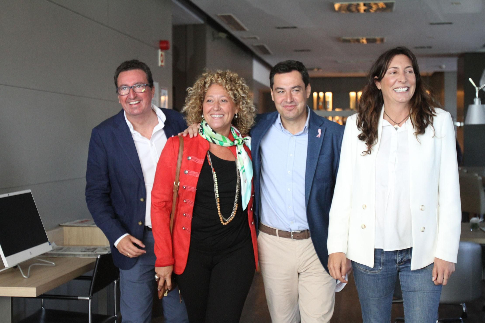 Juanma Moreno, junto a Manuel Andrés González, Pilar Marín y Loles López, tras mantener un encuentro con colectivos en el Día Mundial del Cáncer de Mama.