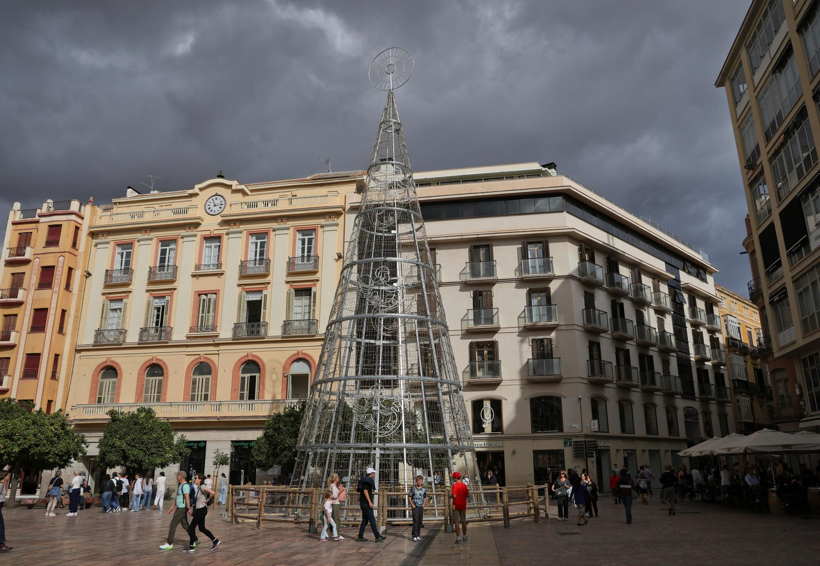 La plaza de la Constitución de Málaga, con los primeros decorados de la Navidad.