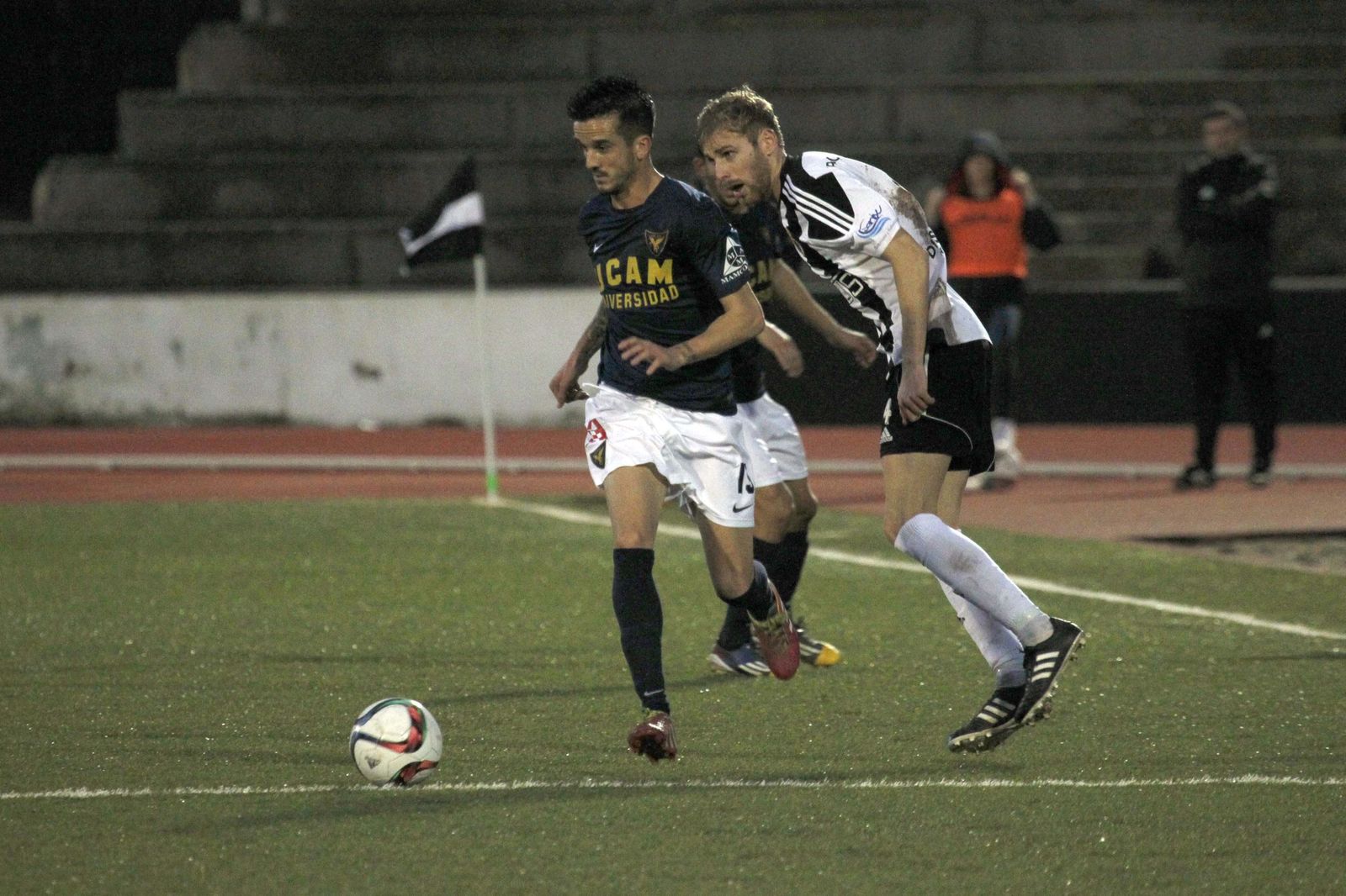 Antonio Bello conduce el balón en su última visita a La Línea, con el UCAM.
