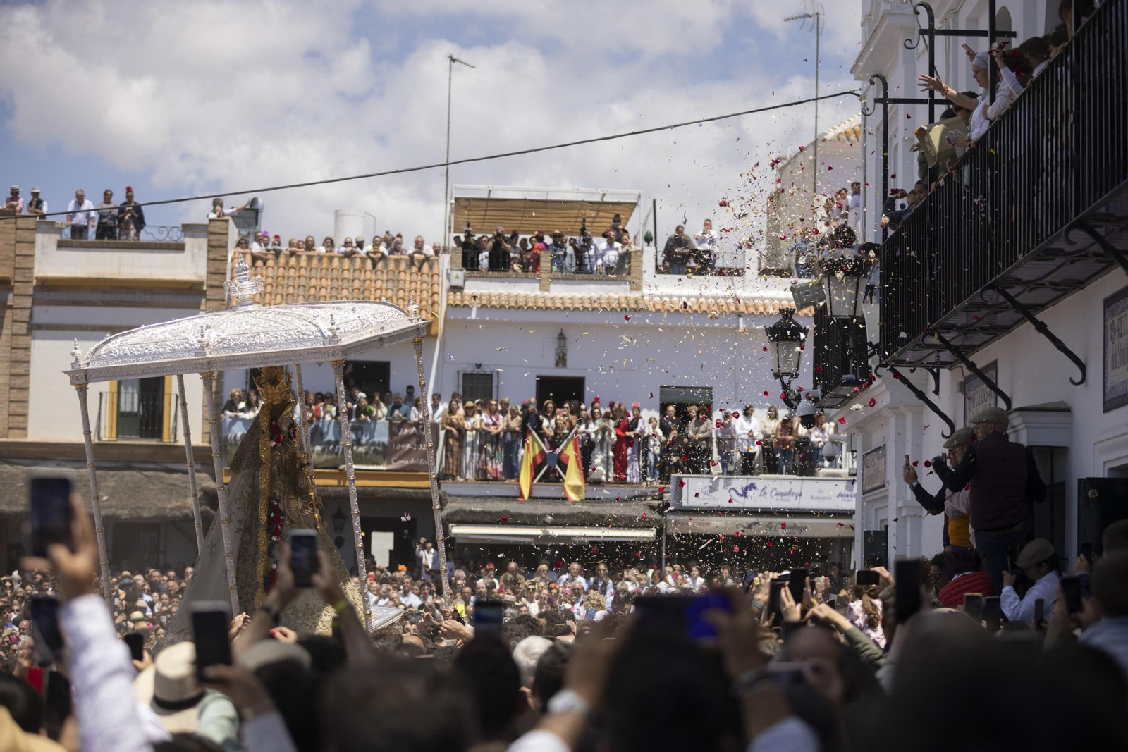 Las mejores imágenes de la procesión de la Virgen del Rocío en la aldea