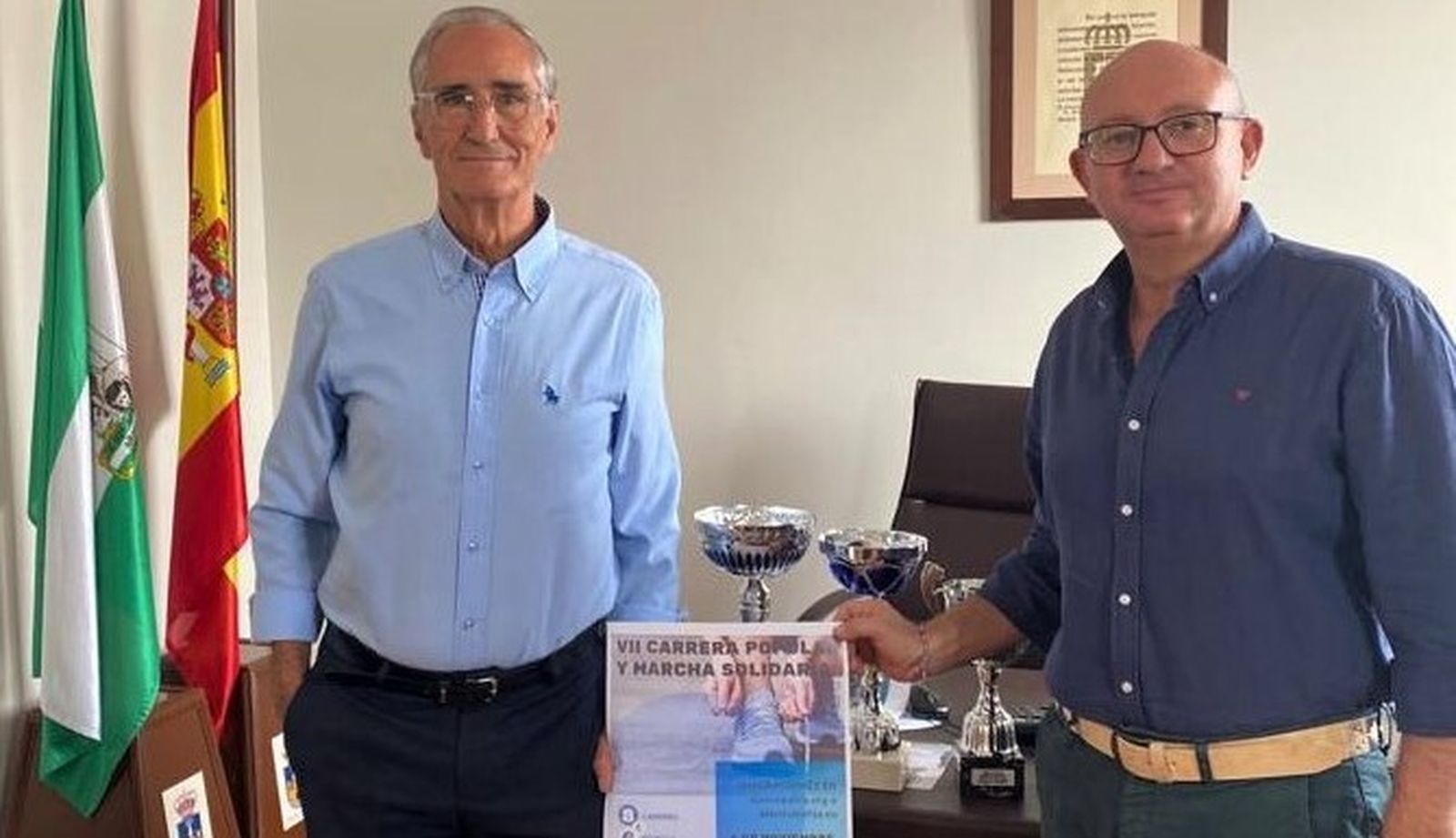 El concejal y el responsable de Nueva Bahía, con el cartel anunciador.