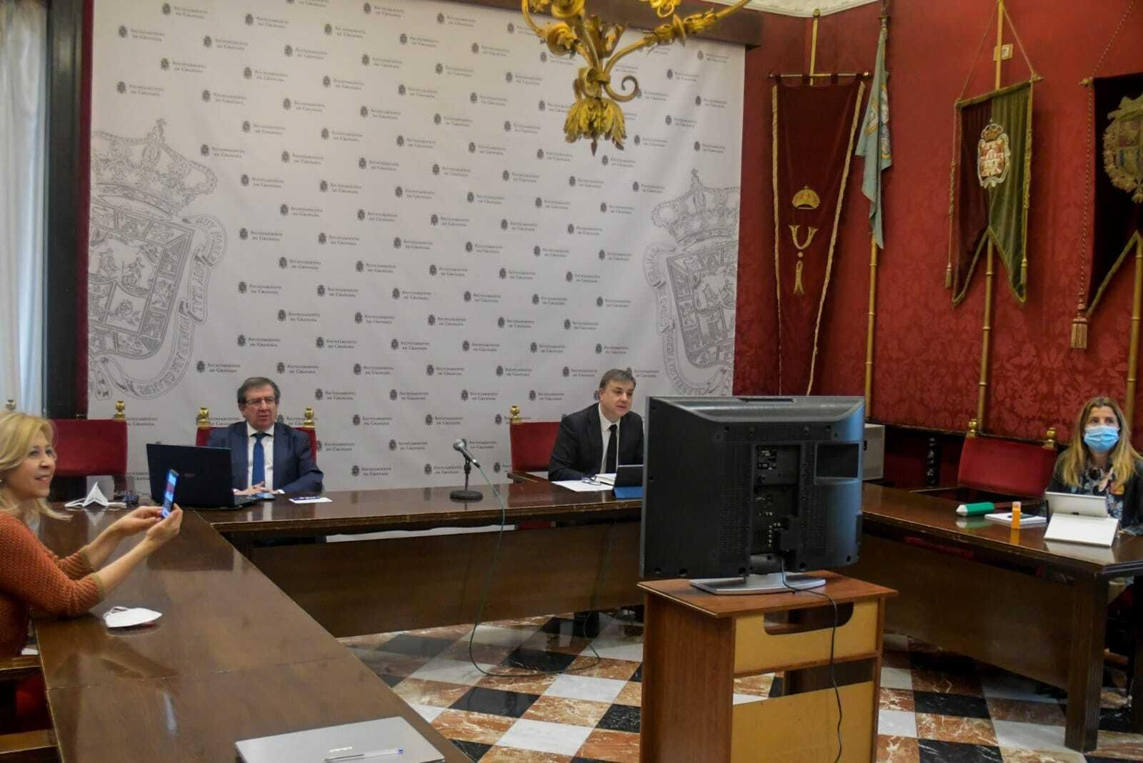 Las imágenes del primer Pleno del Ayuntamiento de Granada sobre el coronavirus