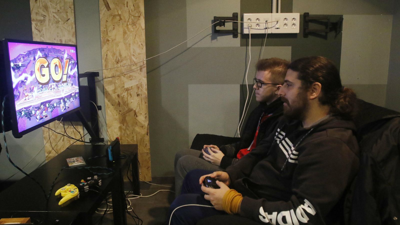 Dos jugadores en una de las consolas.