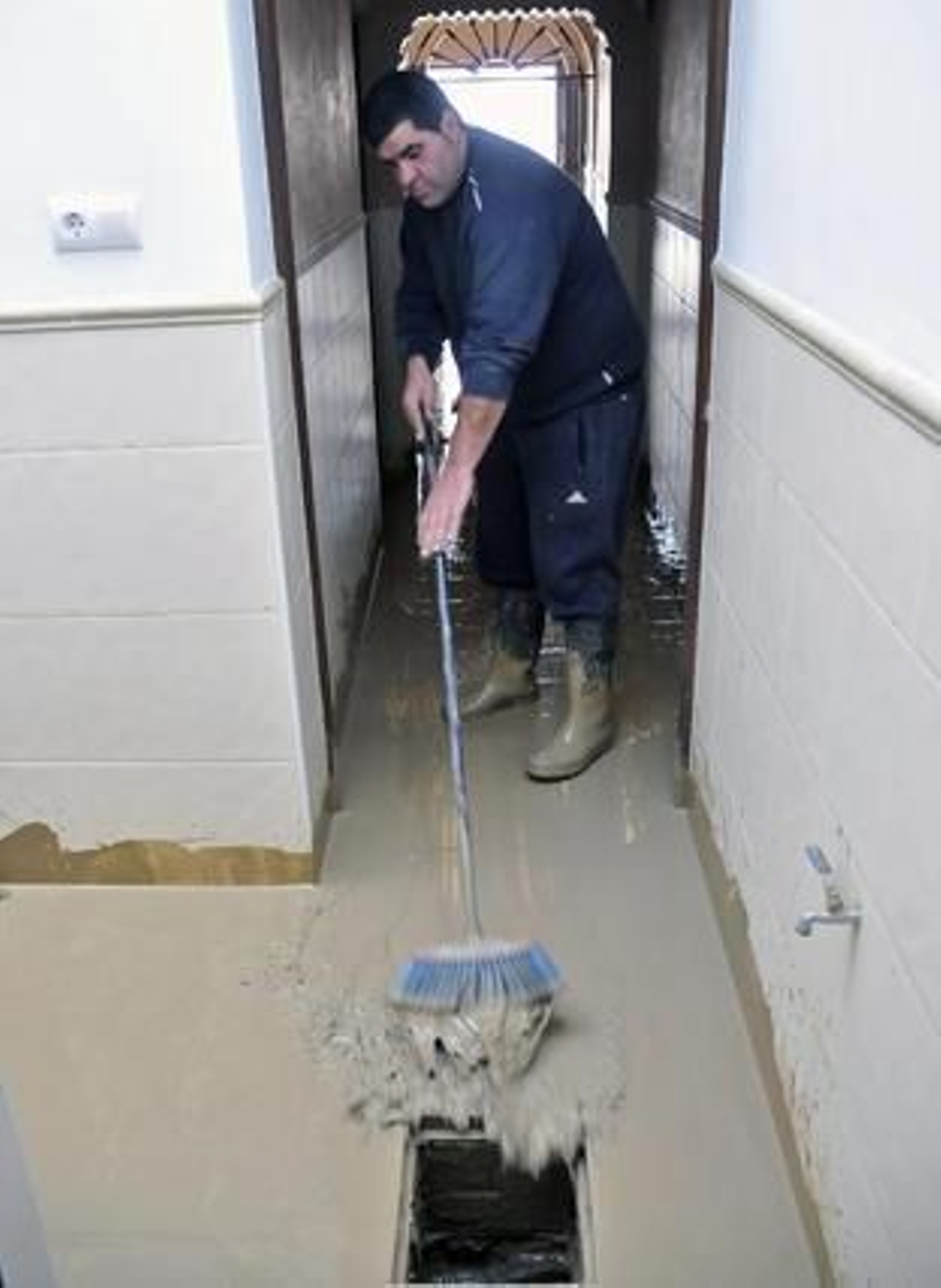 Los vecinos de Lora se afanan en limpiar tras las intensas lluvias.

Foto: Juan Carlos Vázquez