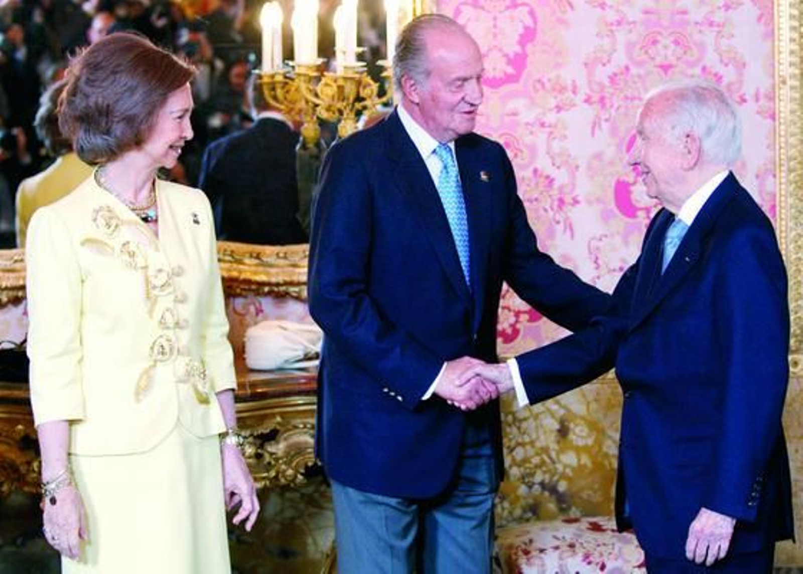El rey don Juan Carlos saluda a Juan Antonio Samaranch en presencia de la reina doña Sofía, momentos antes del almuerzo que ofrecieron los Reyes de España a los miembros de la Comisión de Evaluación del COI, el pasado año.

Foto: Chema Moya / Efe