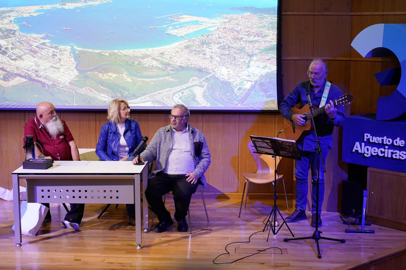 Fotos de la entrega del premio Ateneo José Román de Algeciras 2025 a Juan Moya