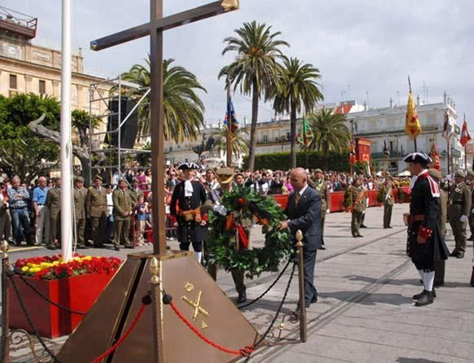 Casi 200 personas participaron en la jura de bandera civil, celebrada en la calle Real

Foto: Rioja