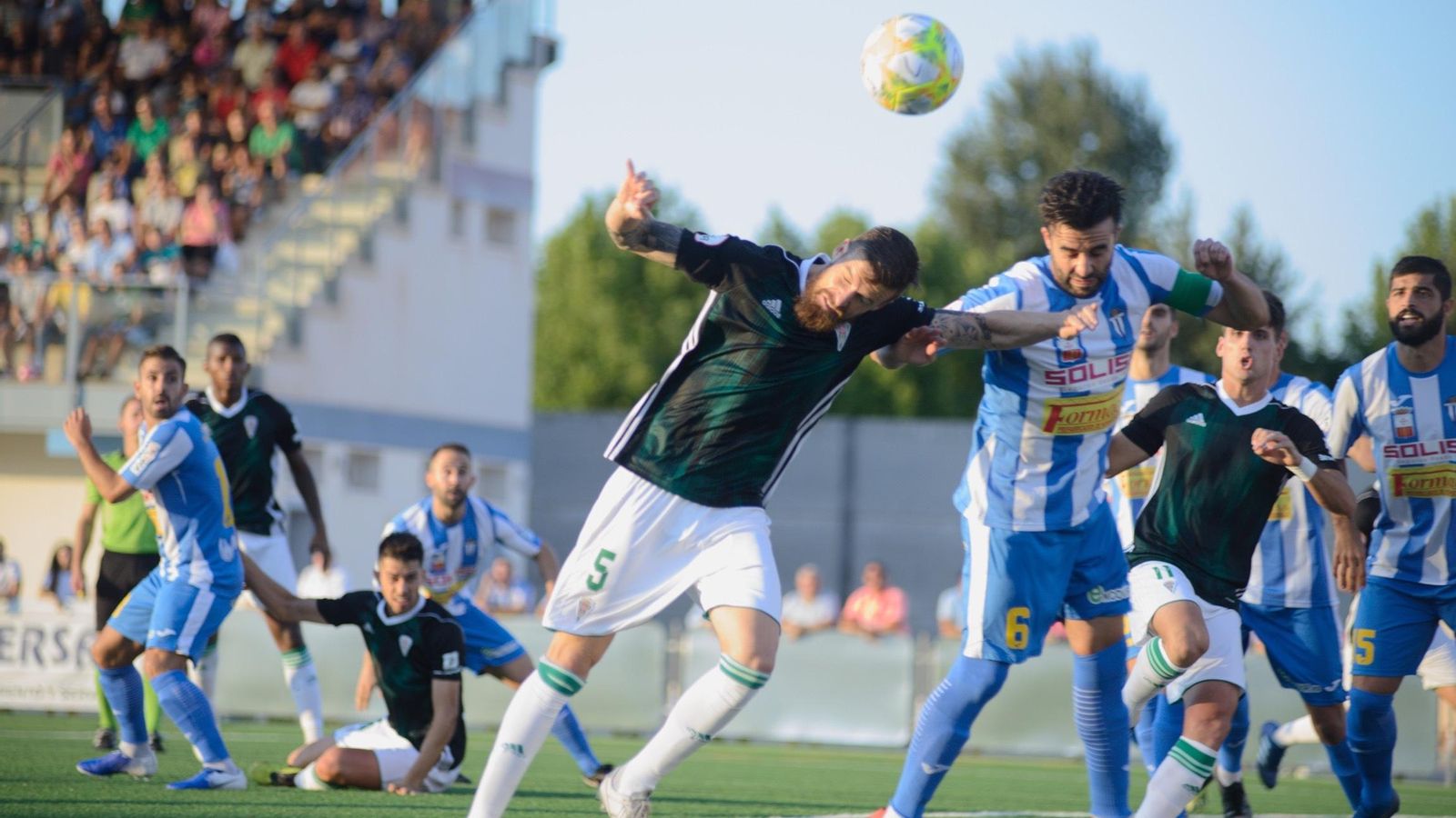 Chus Herrero intenta rematar en un córner ante la presencia de Seoane.