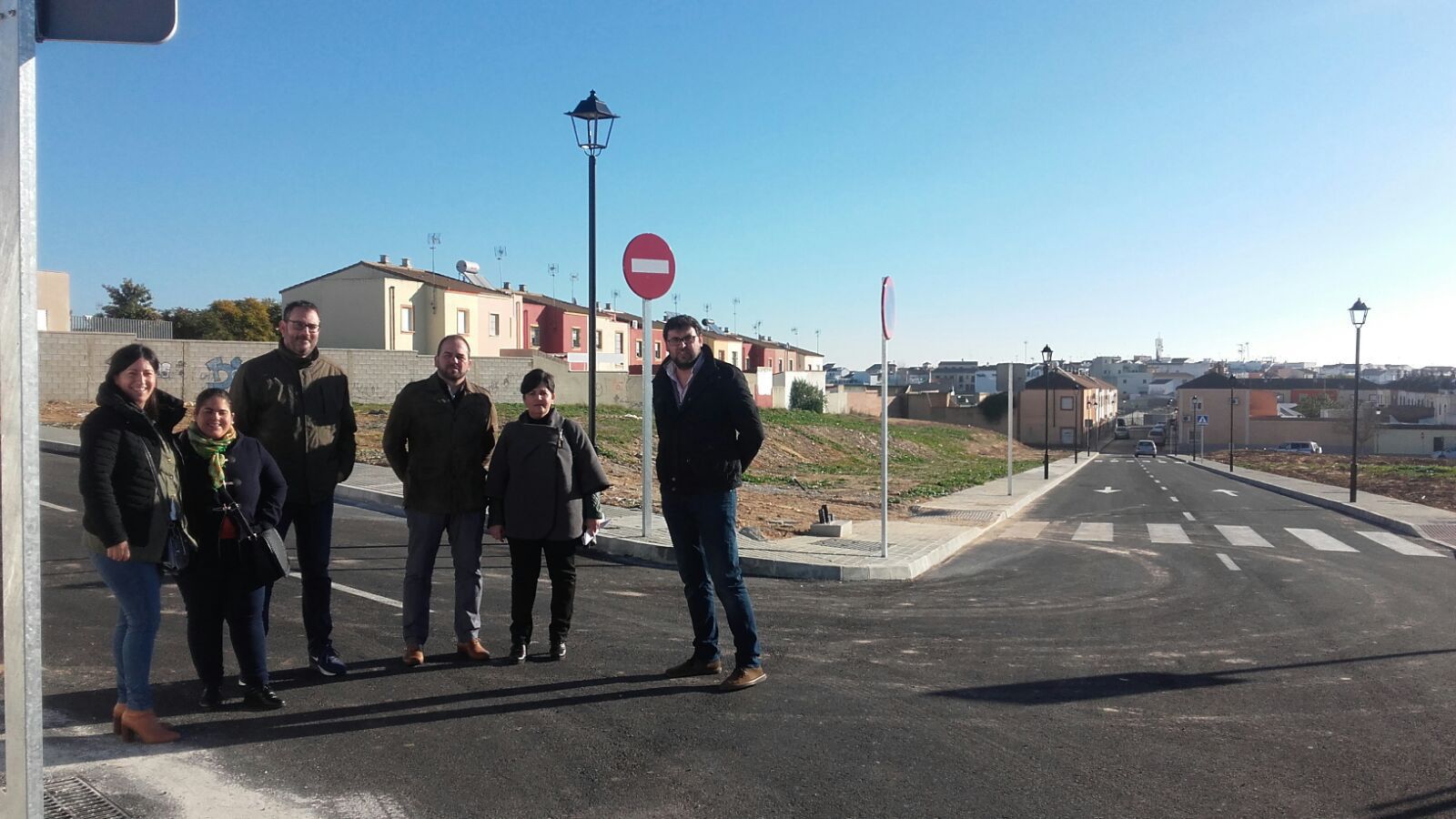 La diputada Asunción Llamas, junto al alcalde del Albaida del Aljarafe, José Antonio Gelo, en su visita a esta localidad.