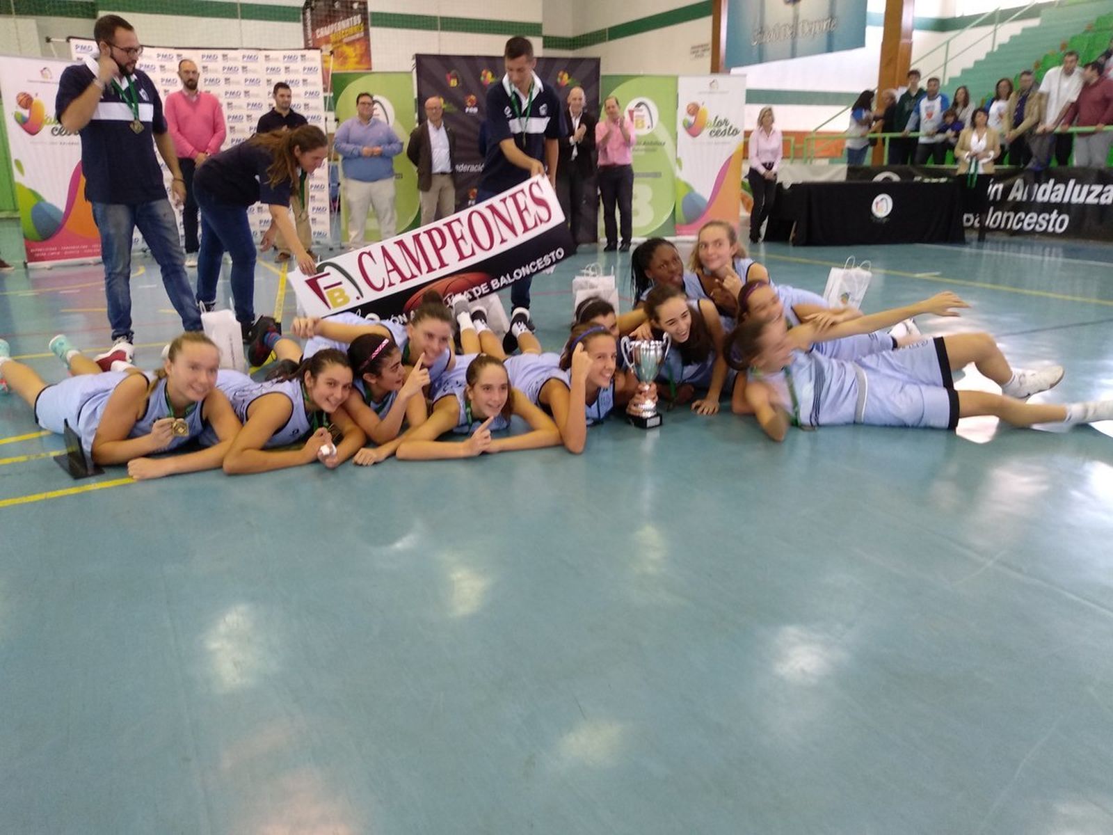 La selección de Málaga celebra el triunfo.