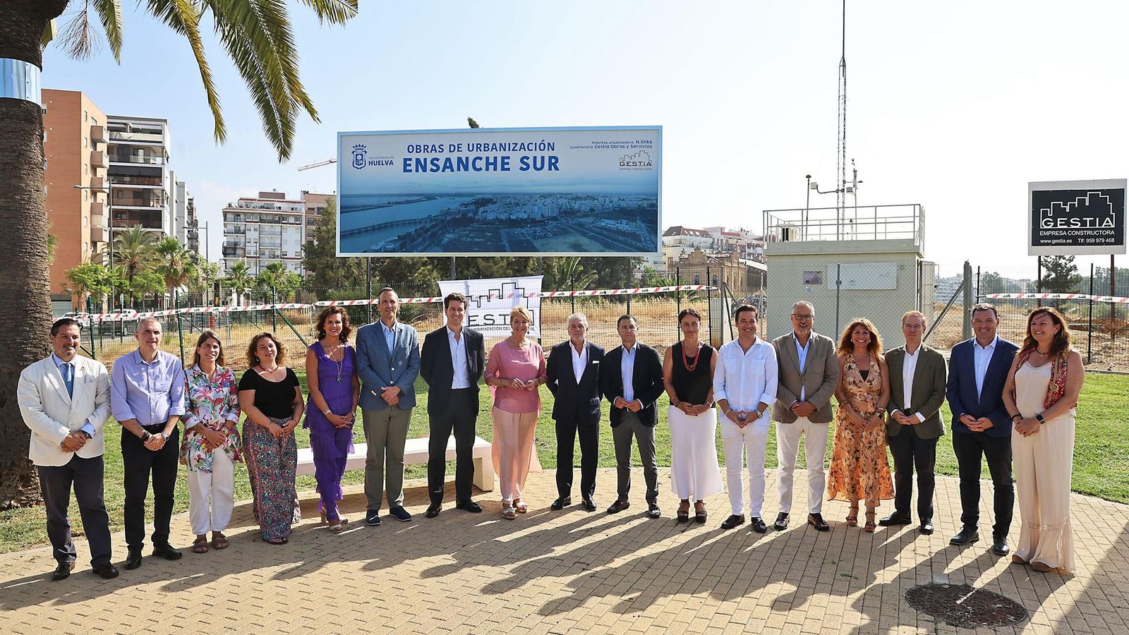 Miembros de la Corporación, promotores y autoridades, ante el cartel y los nuevos trabajos de urbanización del Ensanche Sur de Huelva.