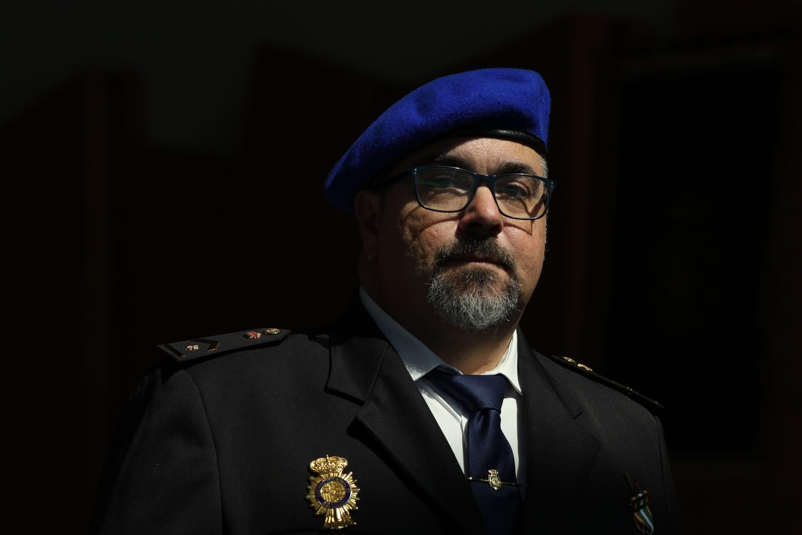 El subinspector Juan Carlos Arias López, condecorado con una medalla roja.