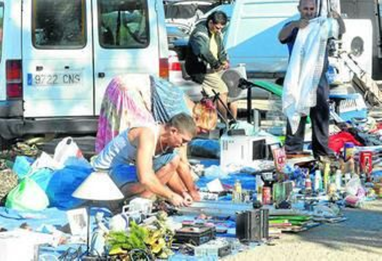 Vendedores de baratijas y electrodomésicos usados en el mercadillo 'alternativo' del Charco de la Pava.