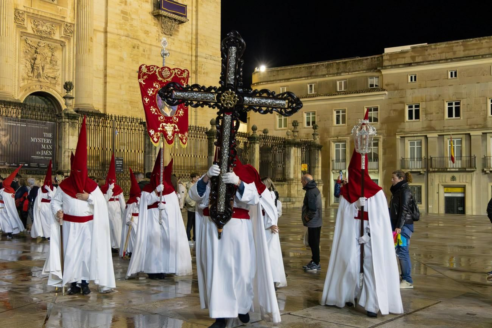 La temida lluvia impide el desarrollo normal de este Martes Santo