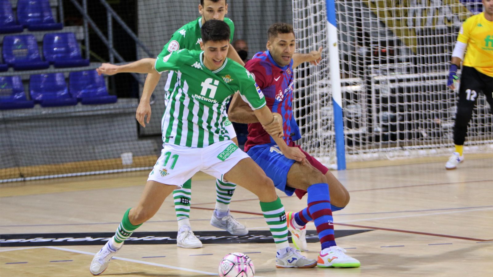 Raúl trata de controlar el balón ante un rival.