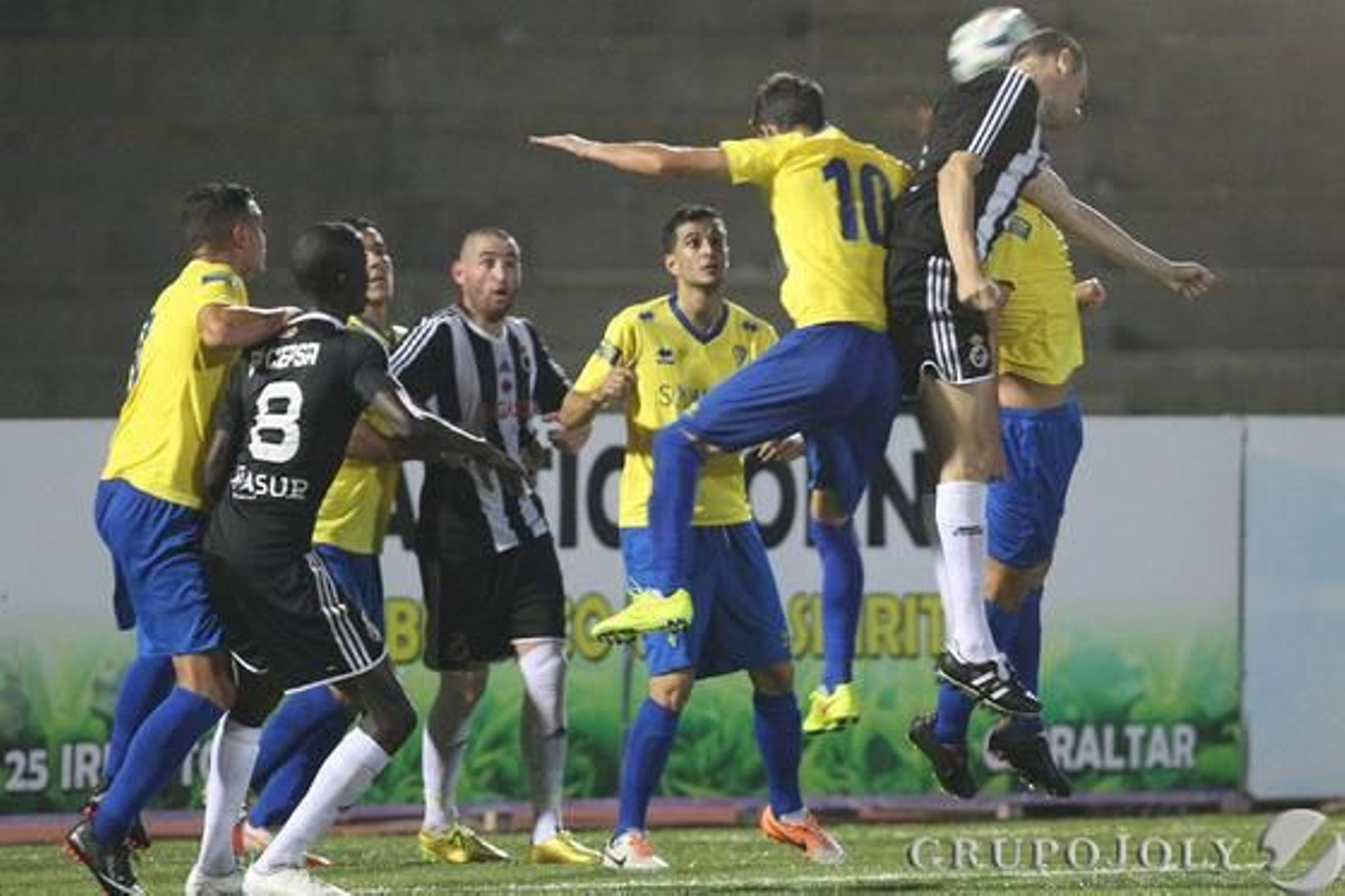 Machado busca un balón aéreo.

Foto: Paco Guerrero