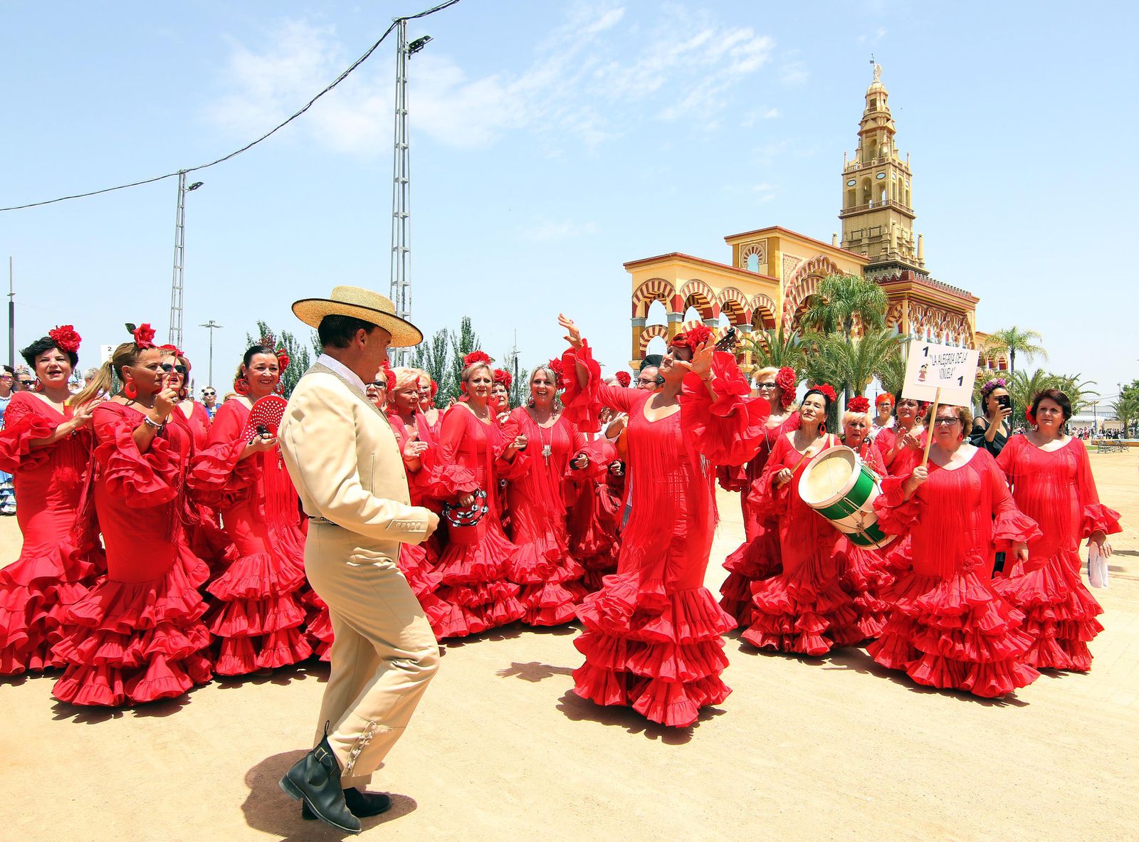 Componentes de La Alegría de la Viñuela a su llegada al recinto ferial de El Arenal.