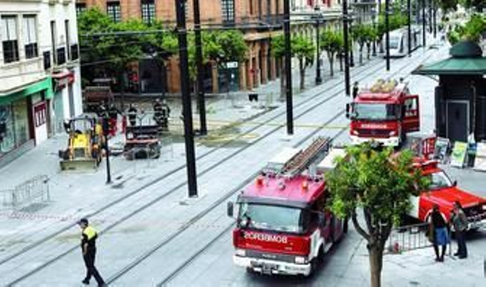 Plano general de la zona de seguridad precintada por la Policía Local ante el escape de gas en la Avenida.